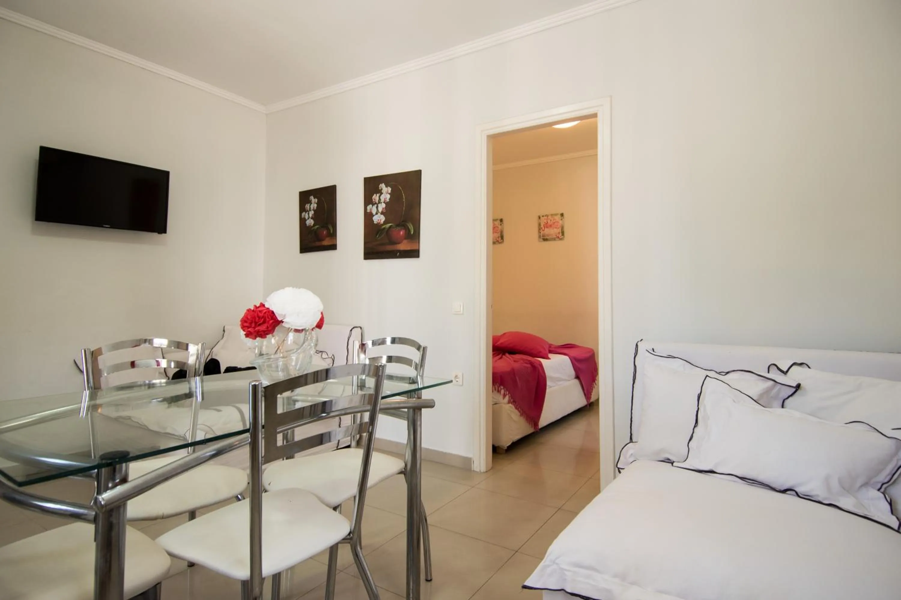 Living room, Bed in Sunny Garden Hotel