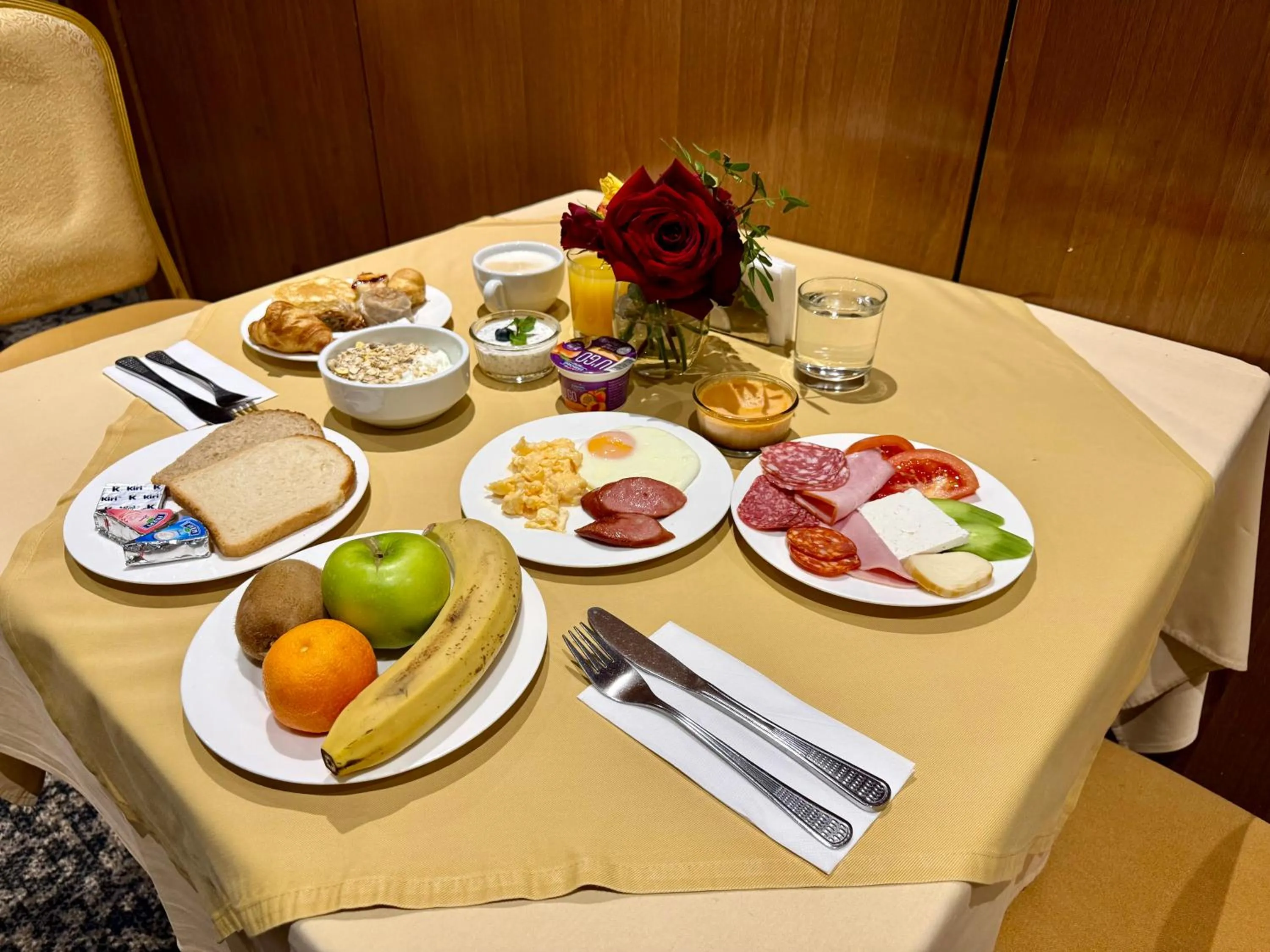 Restaurant/places to eat in Hotel Forum - Free Parking for cars