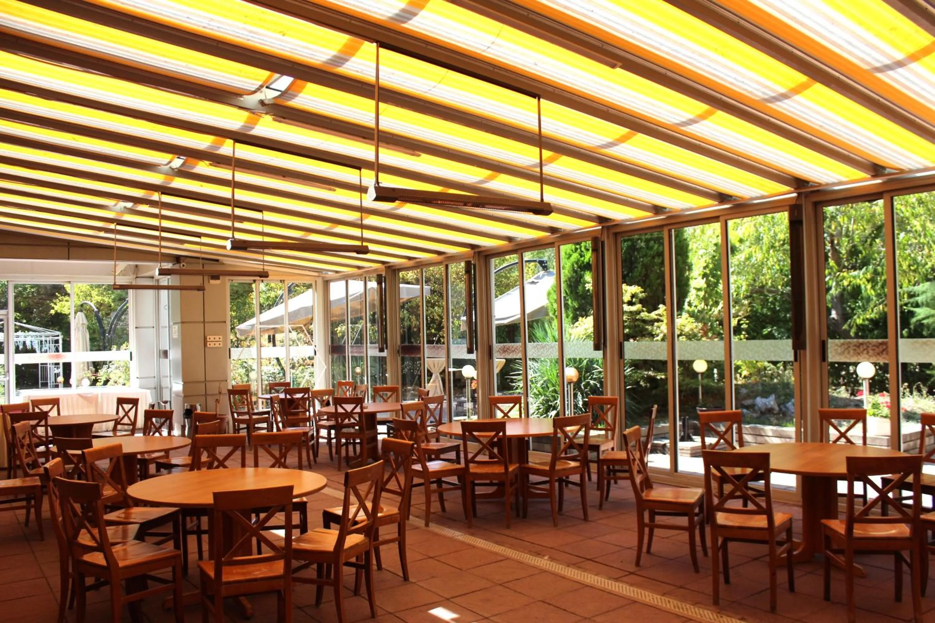 Restaurant/places to eat in Hotel Forum - Free Parking for cars