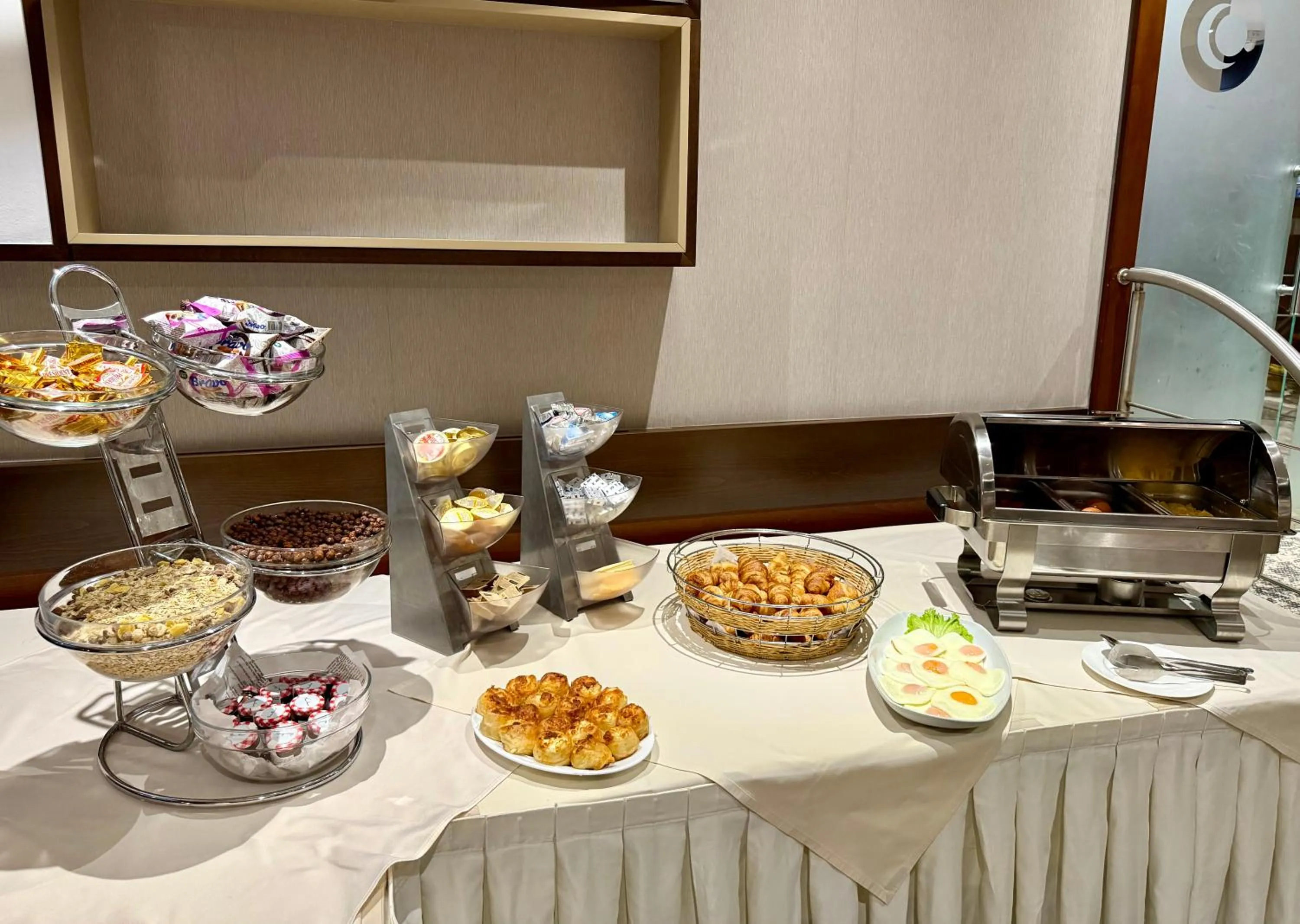 Restaurant/places to eat in Hotel Forum - Free Parking for cars