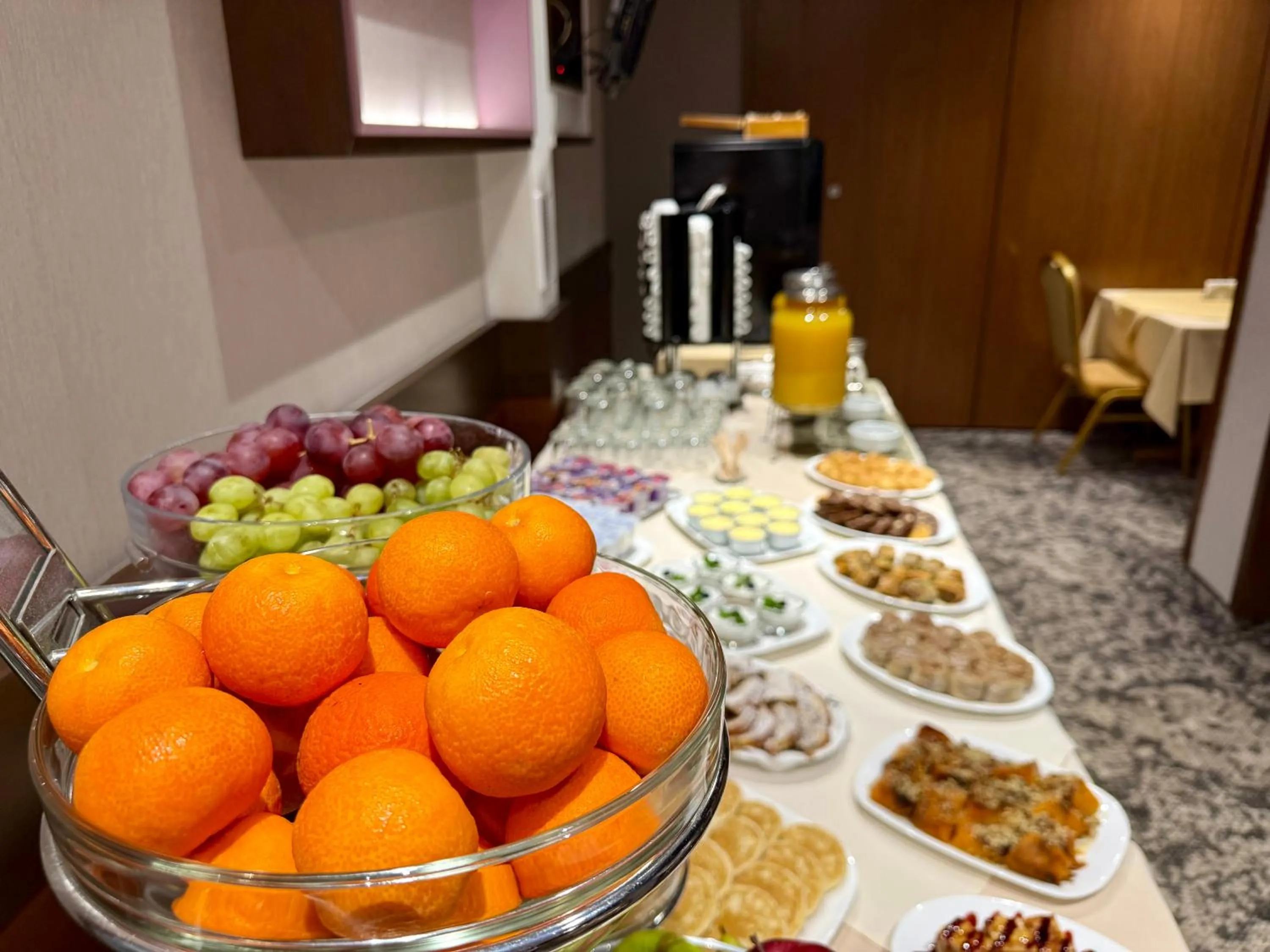 Restaurant/places to eat in Hotel Forum - Free Parking for cars