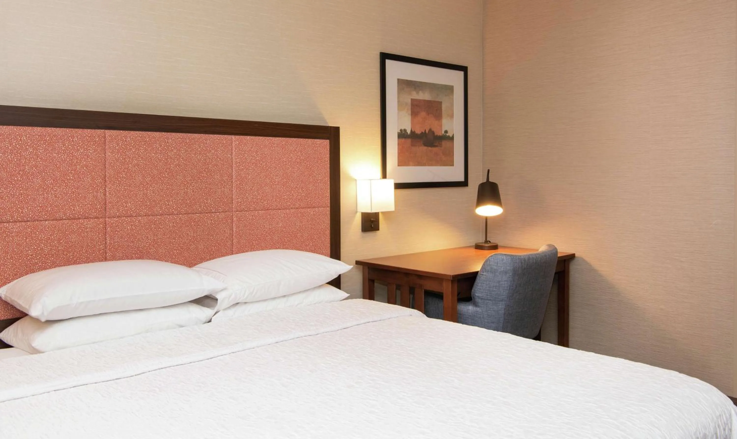 Bedroom, Bed in Hampton Inn & Suites Rochester/Victor