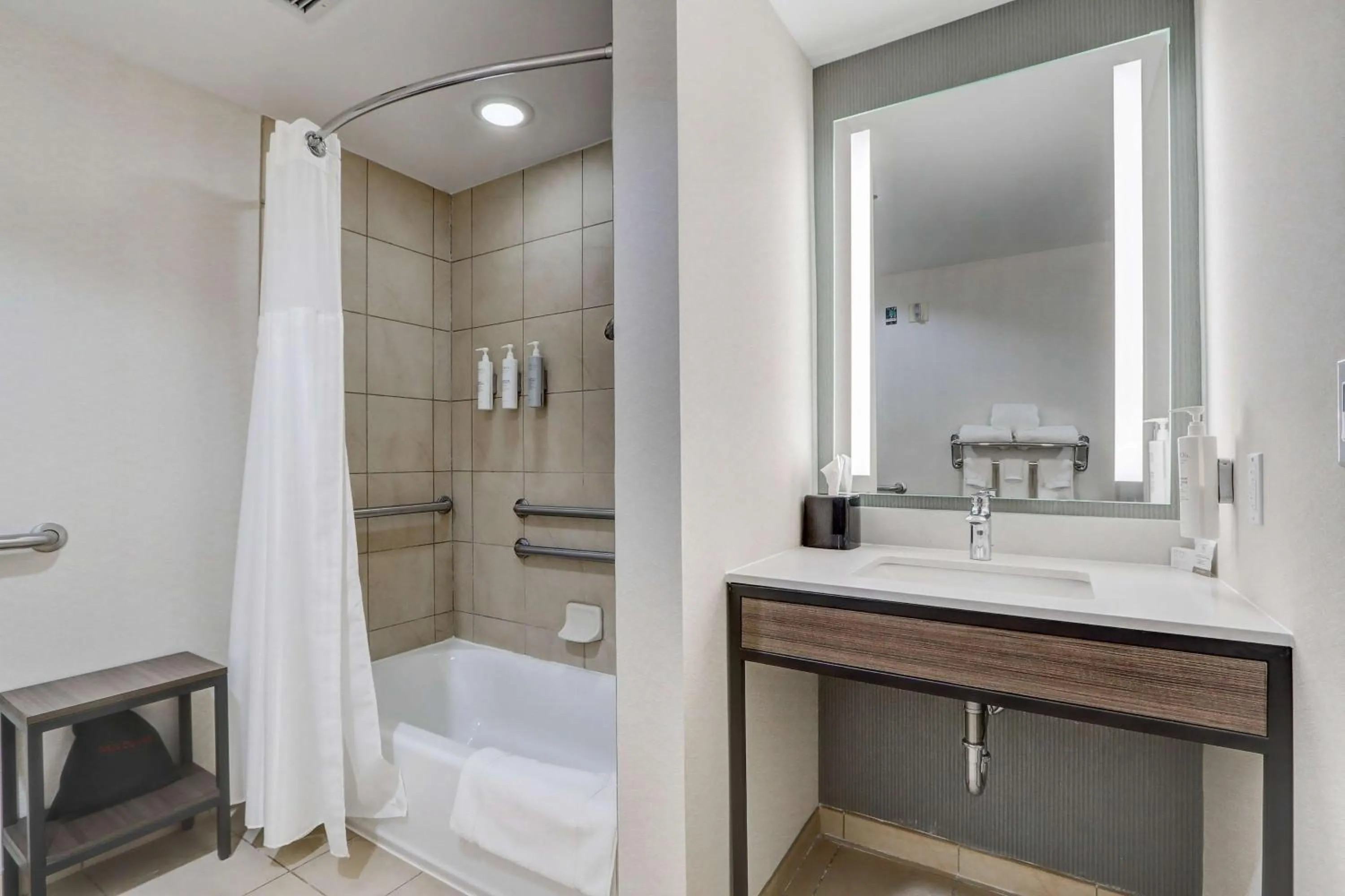 Bathroom in Hilton Garden Inn Indianapolis Northwest