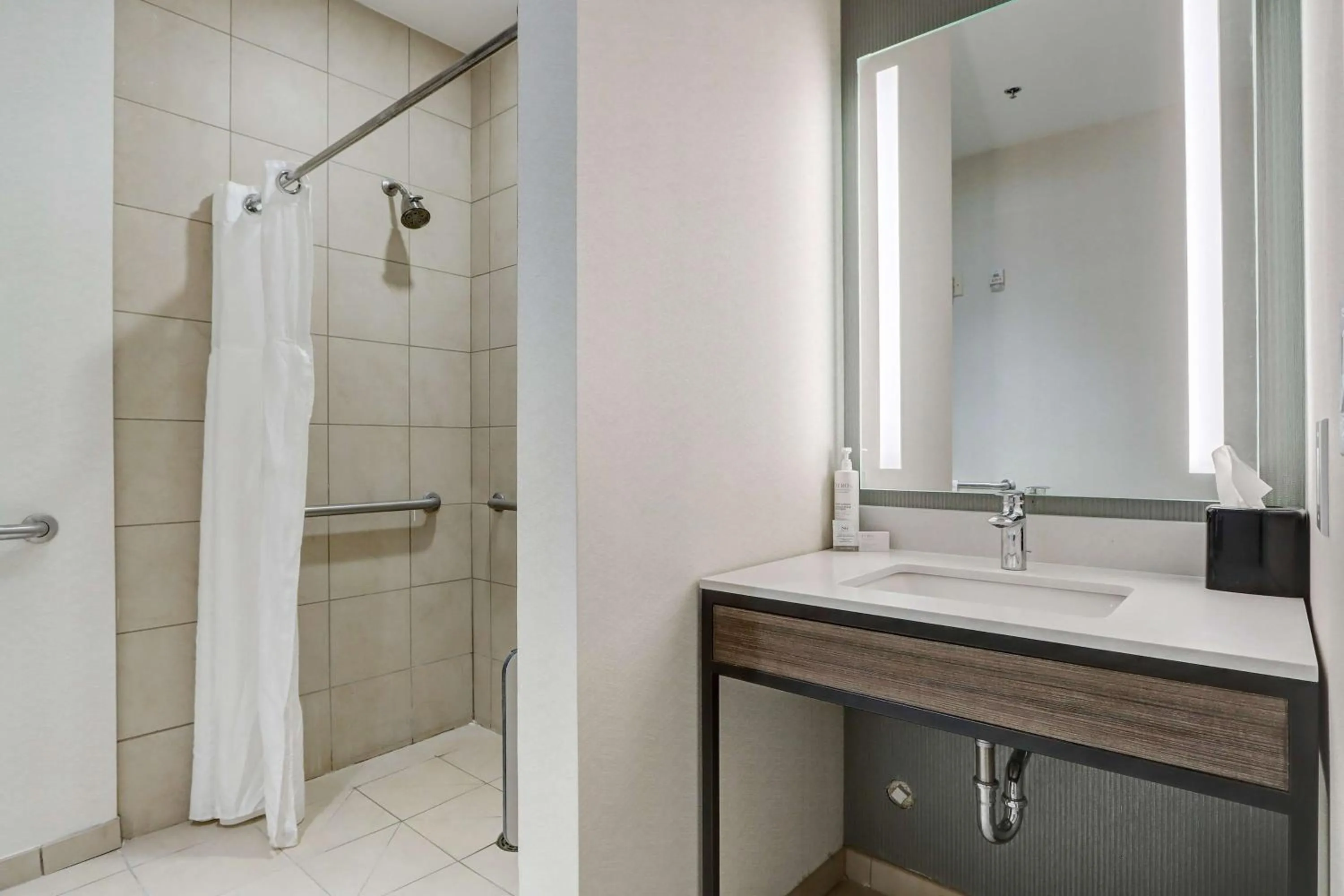 Bathroom in Hilton Garden Inn Indianapolis Northwest