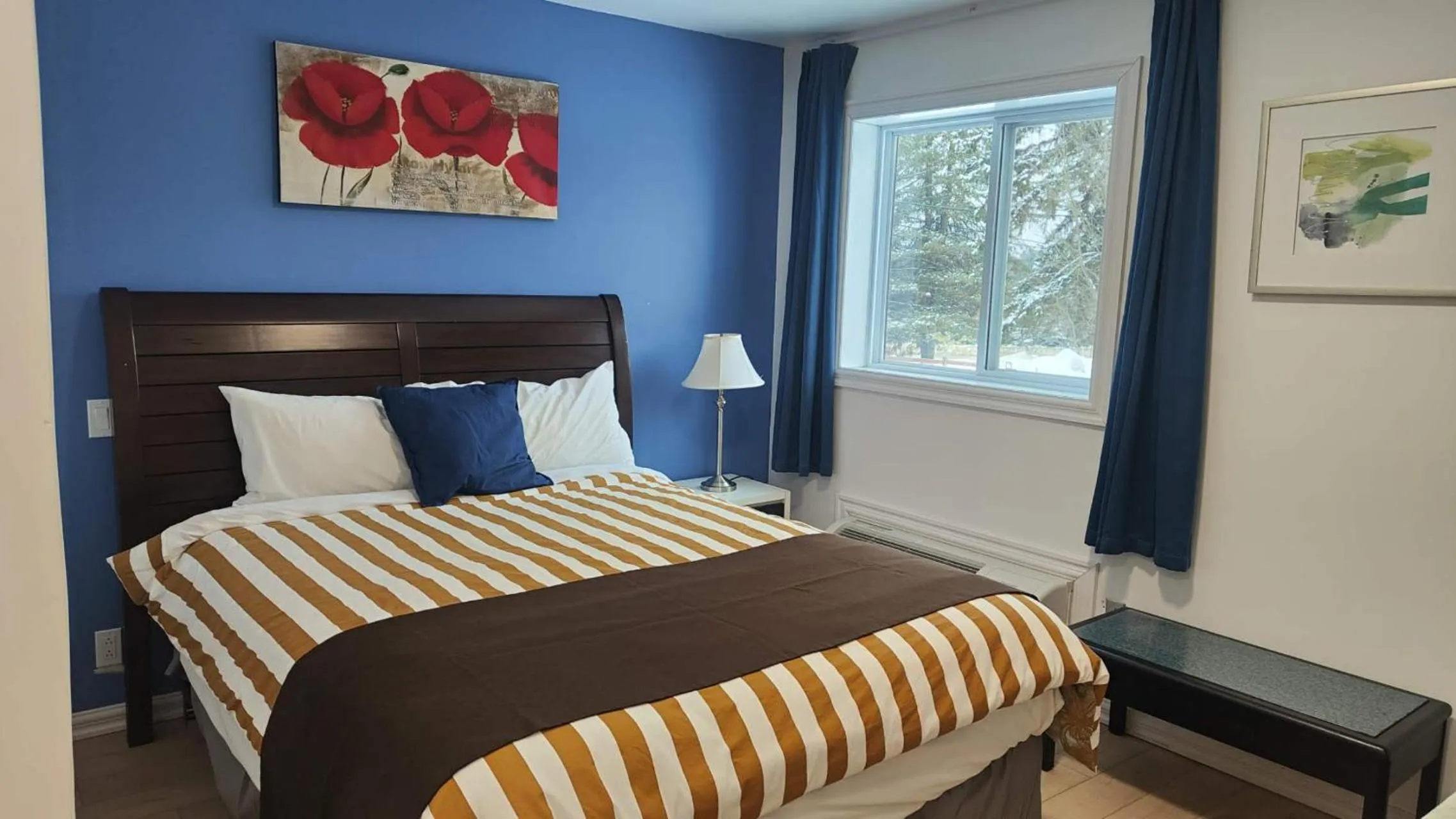 Bed in Motel Le Radisson de Val-David