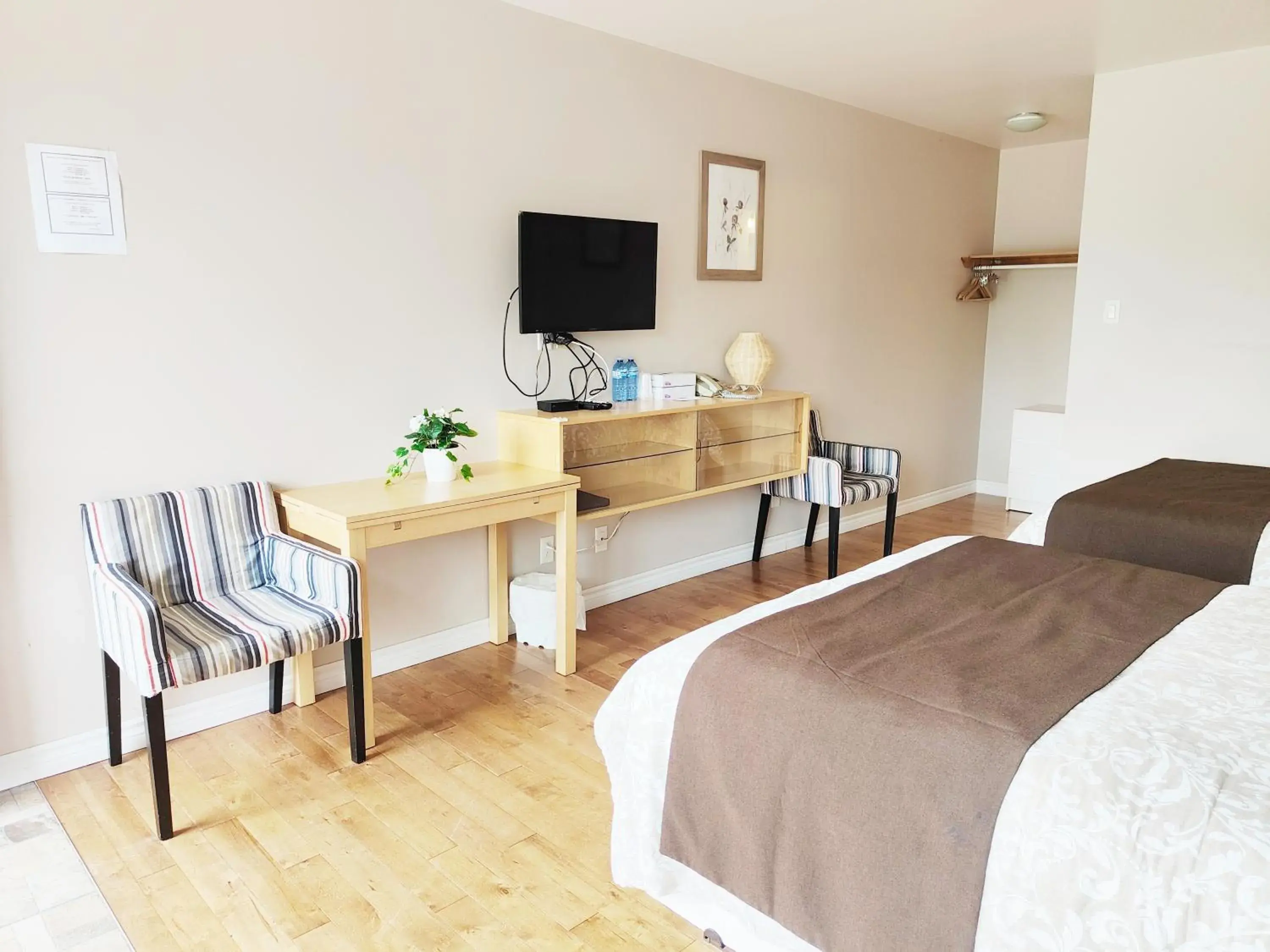 Deluxe Double Room with Kitchenette in Motel Le Radisson de Val-David Deluxe Double Room with Kitchenette in Motel Le Radisson de Val-David