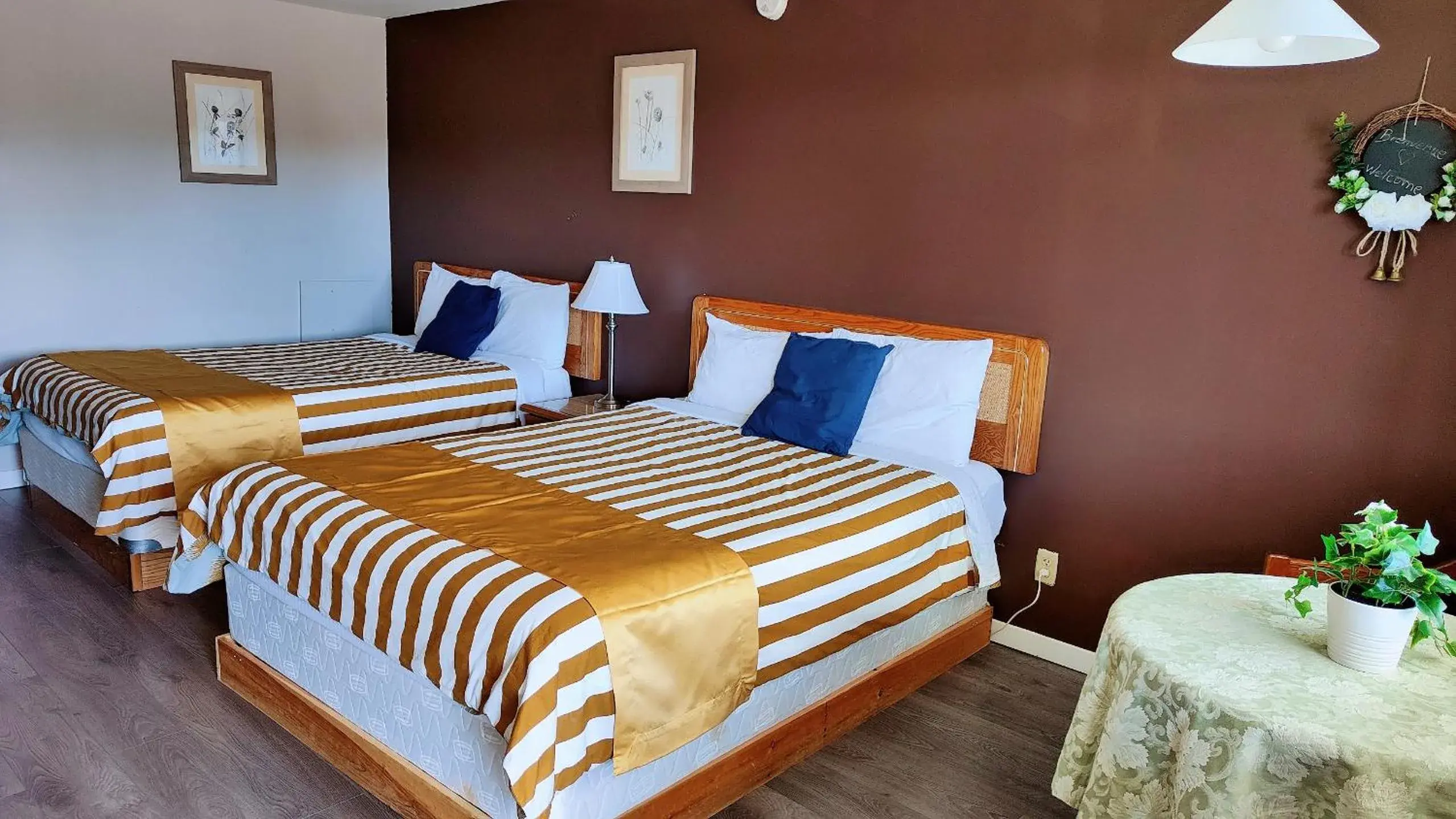 Room with One Queen and One Double Bed in Motel Le Radisson de Val-David Room with One Queen and One Double Bed in Motel Le Radisson de Val-David