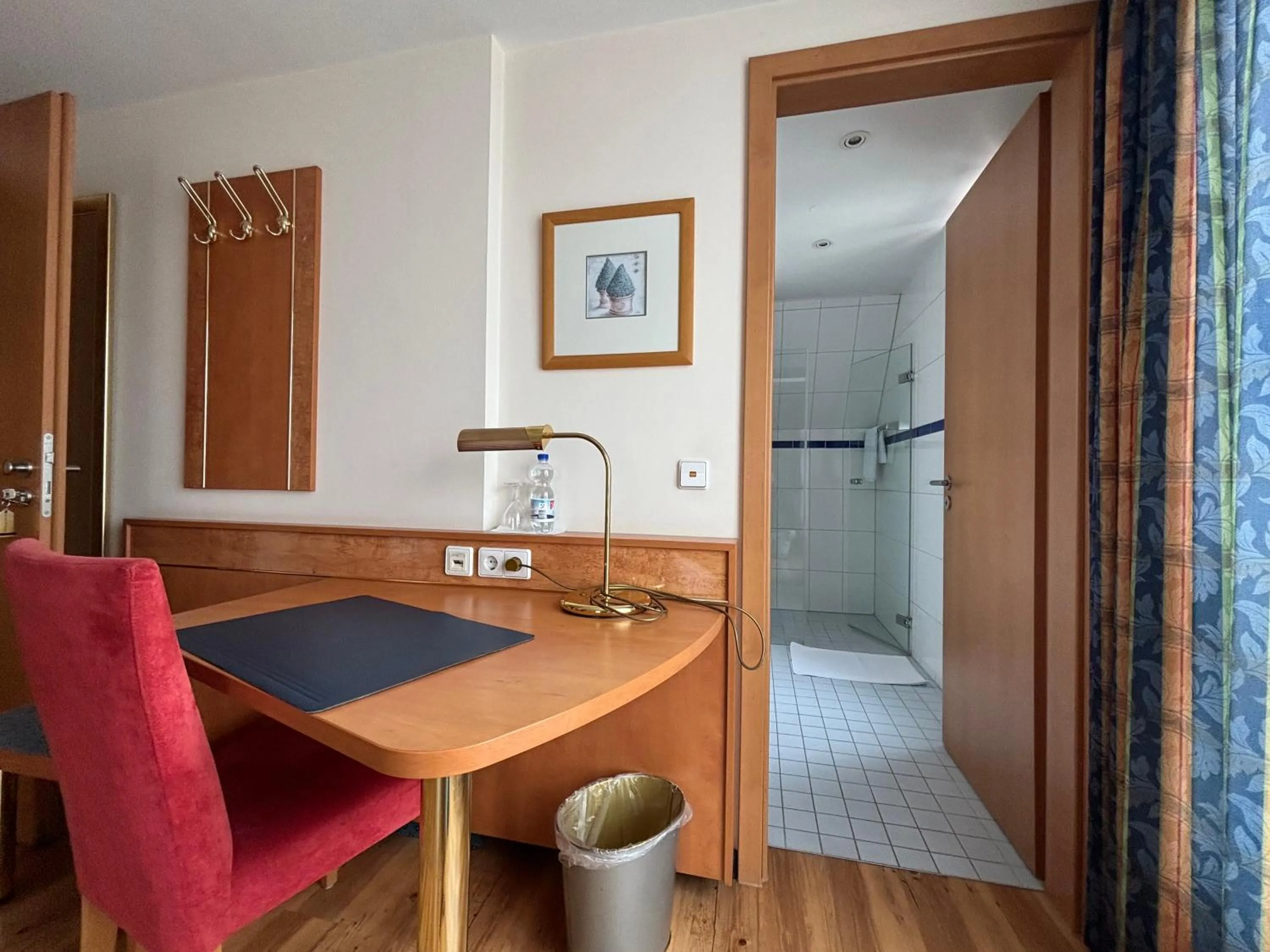 Photo of the whole room in Hotel Krone Neuenburg