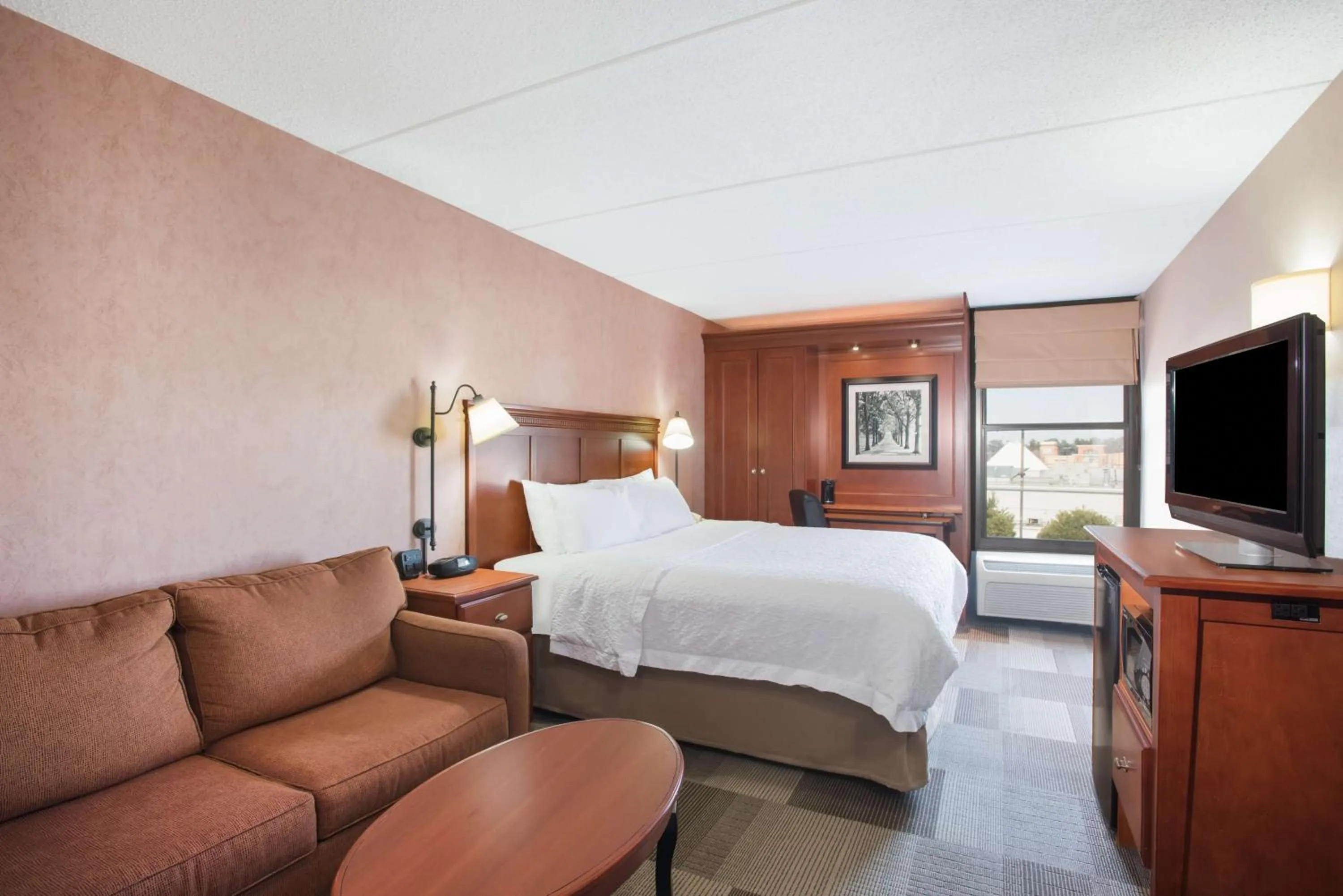 Bed in Hampton Inn West Springfield