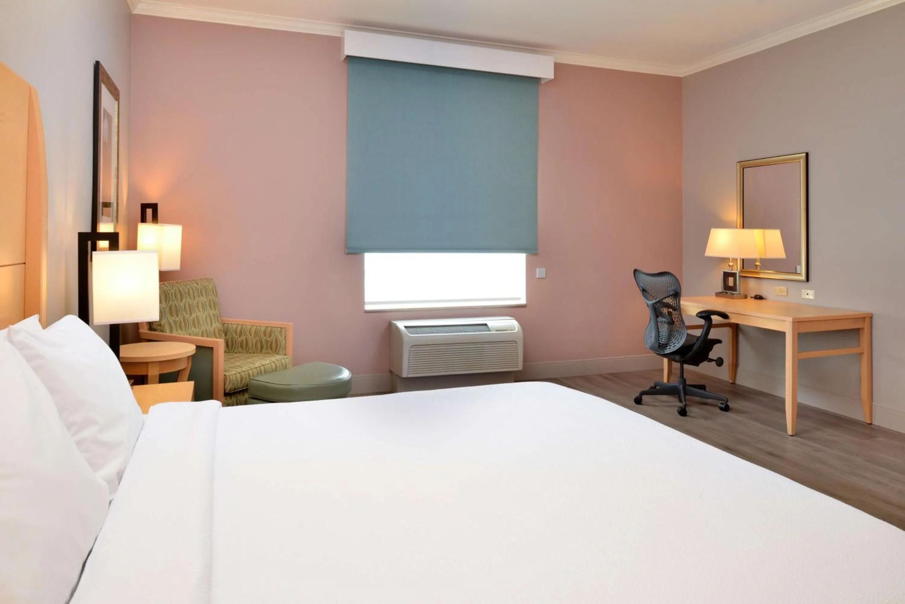 Bedroom, Bed in Hilton Garden Inn Denton