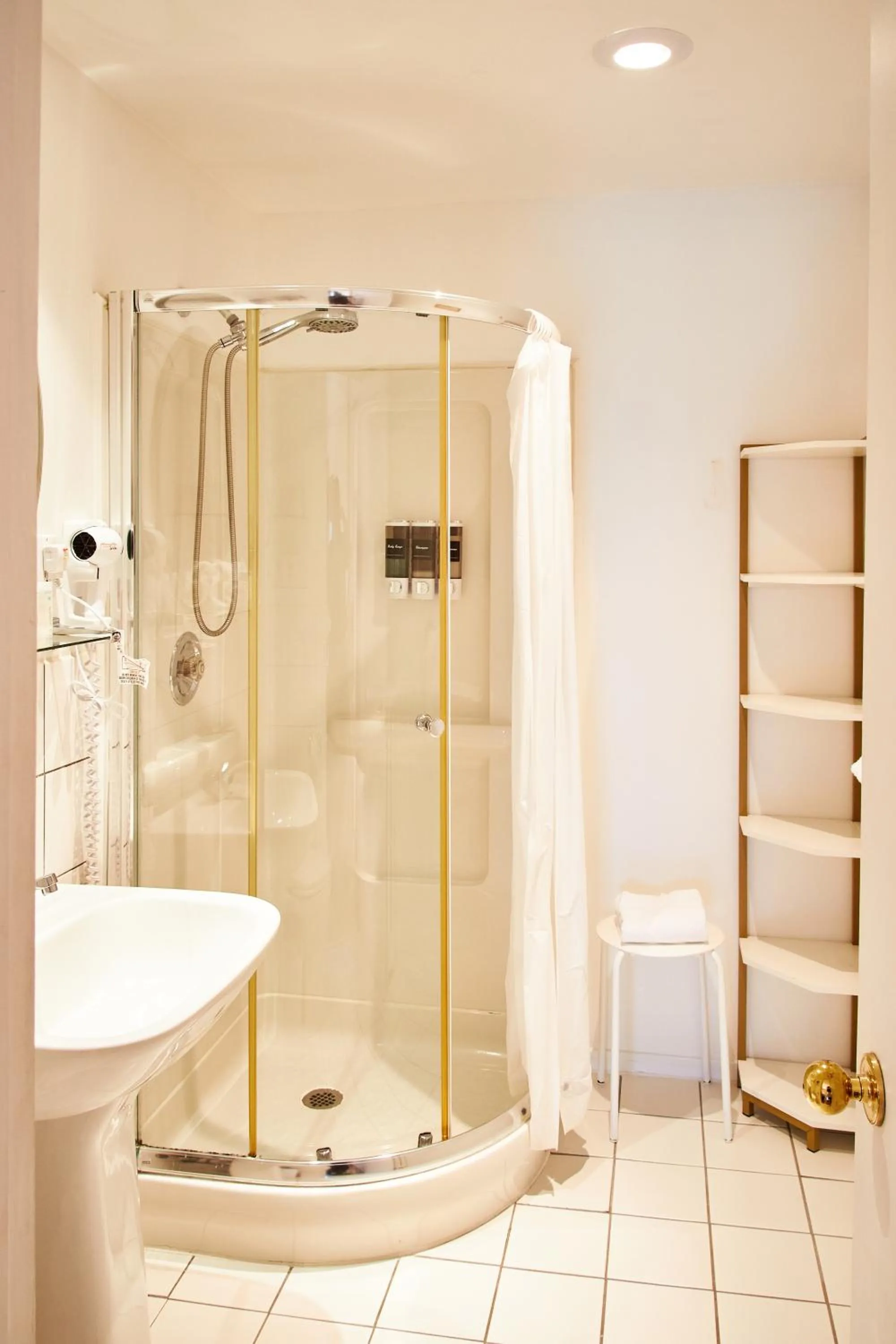 Shower in Hotel Charles-Alexandre - Par Aneyro
