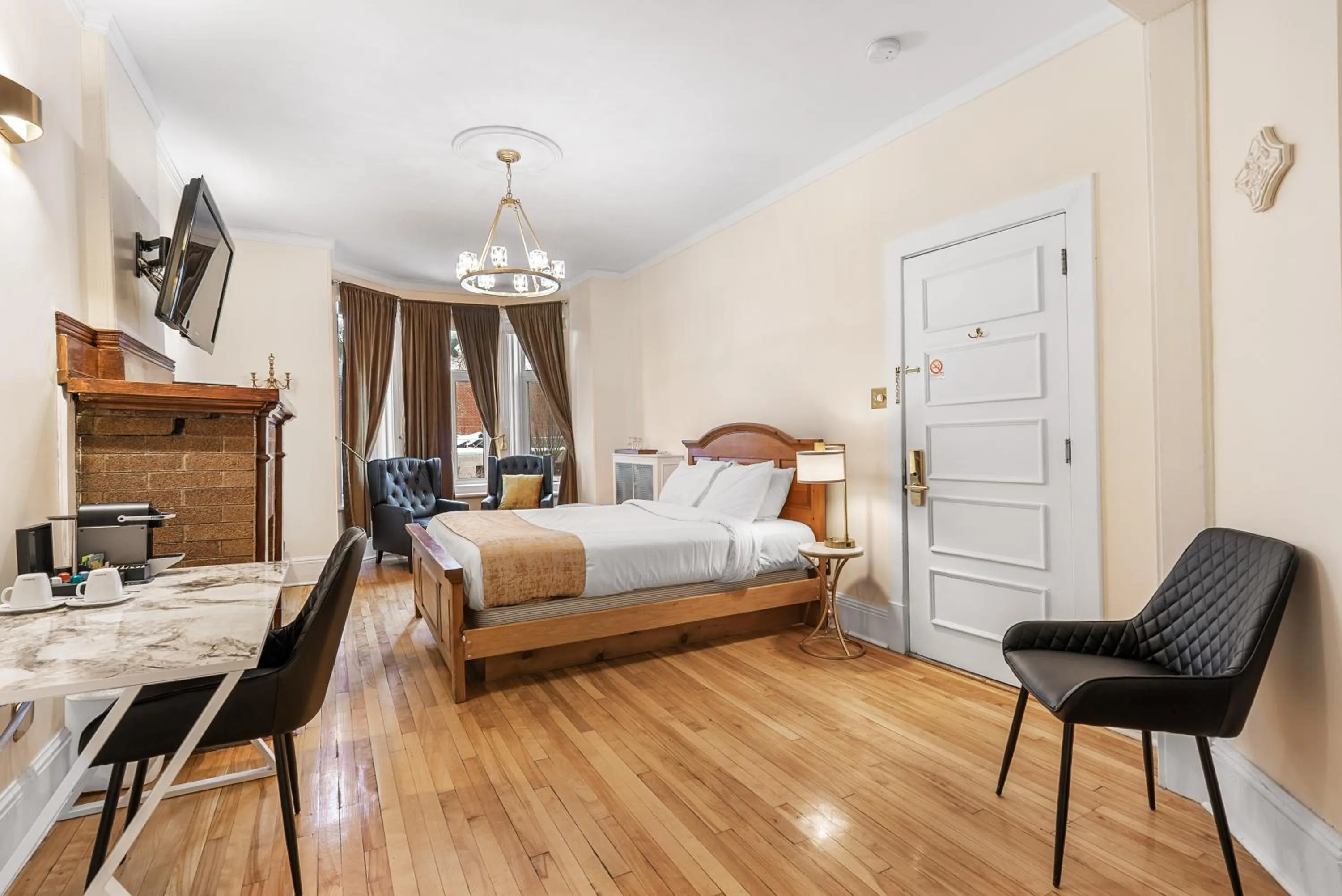 Photo of the whole room, Bed in Hotel Charles-Alexandre - Par Aneyro