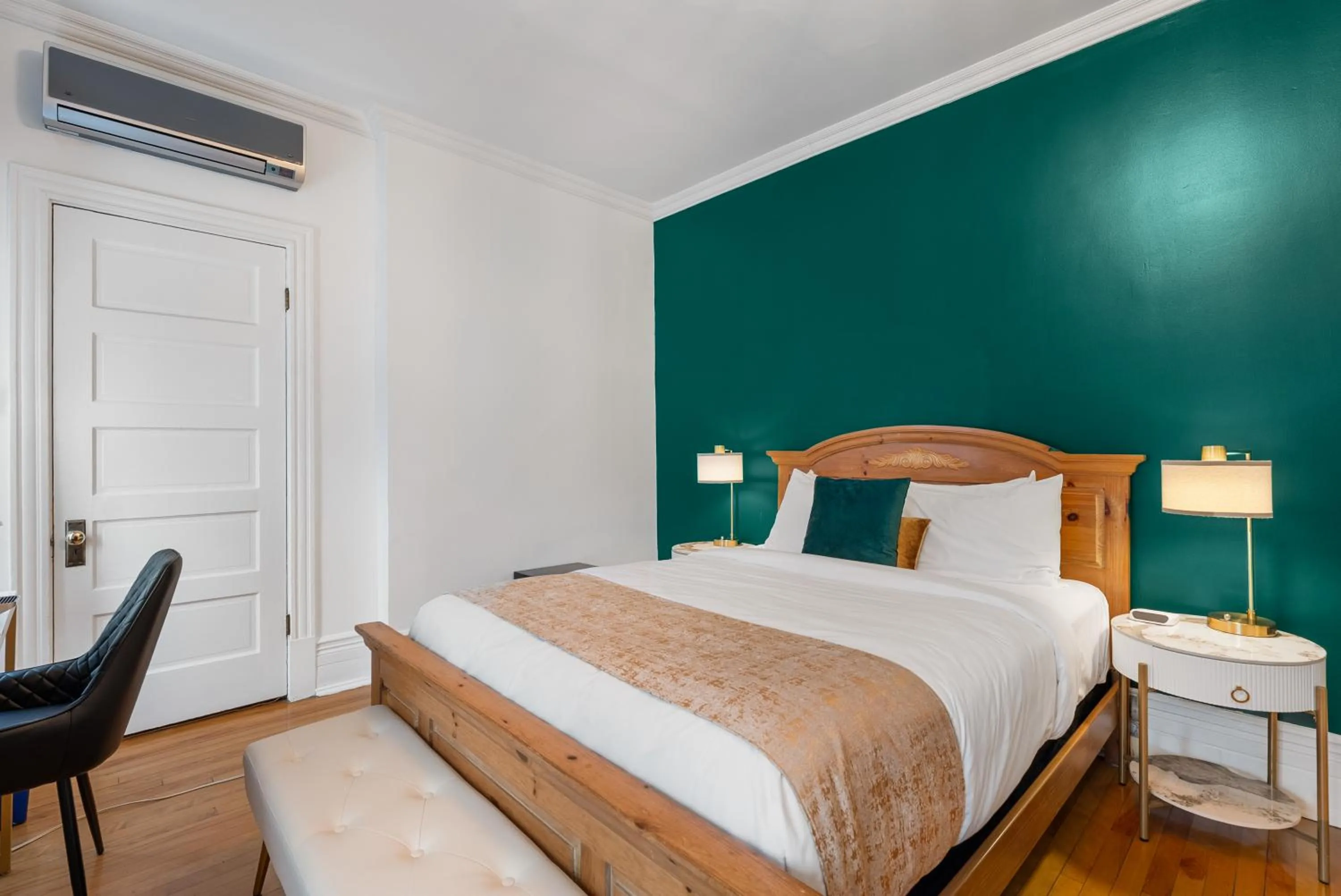 Photo of the whole room, Bed in Hotel Charles-Alexandre - Par Aneyro