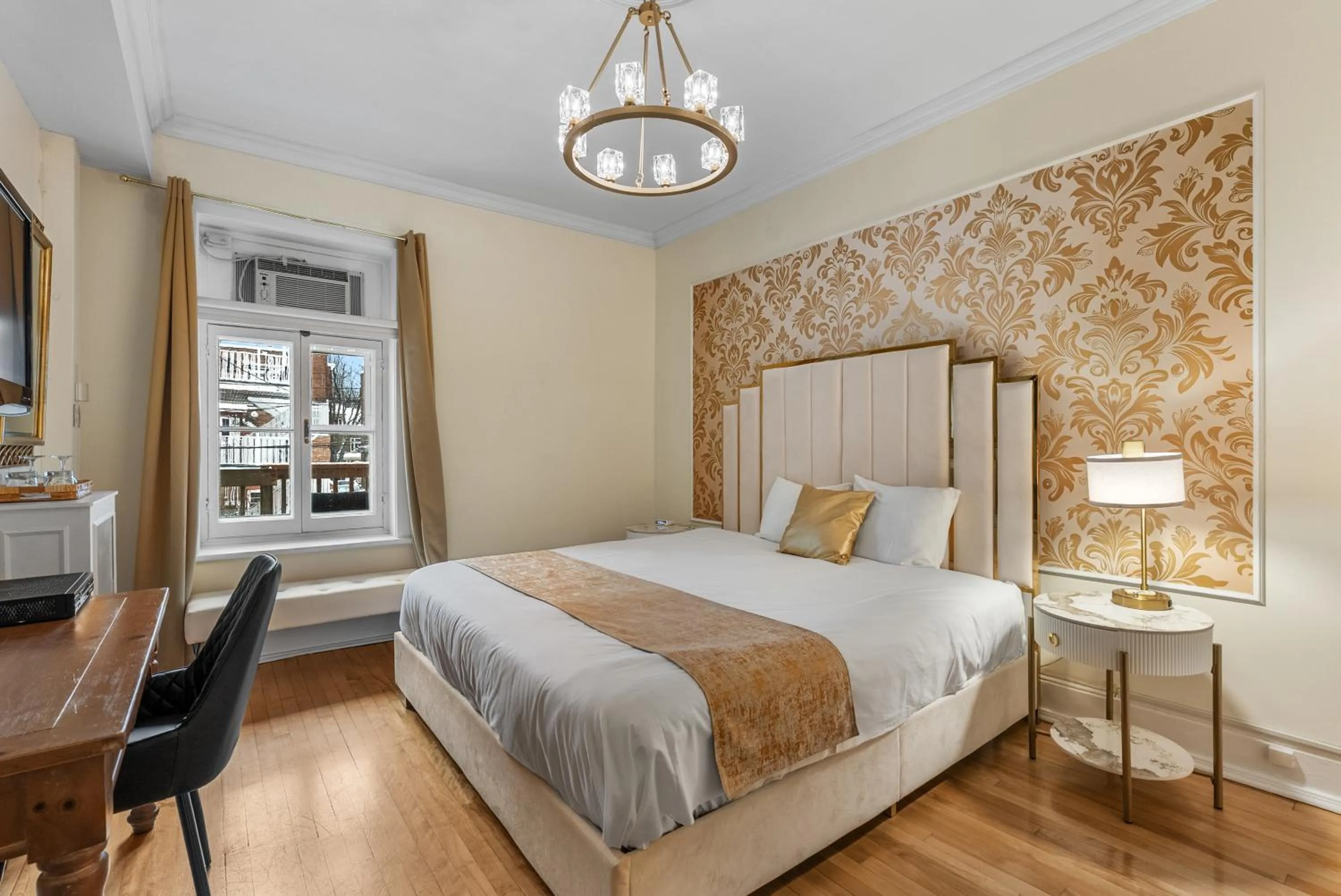 Photo of the whole room, Bed in Hotel Charles-Alexandre - Par Aneyro