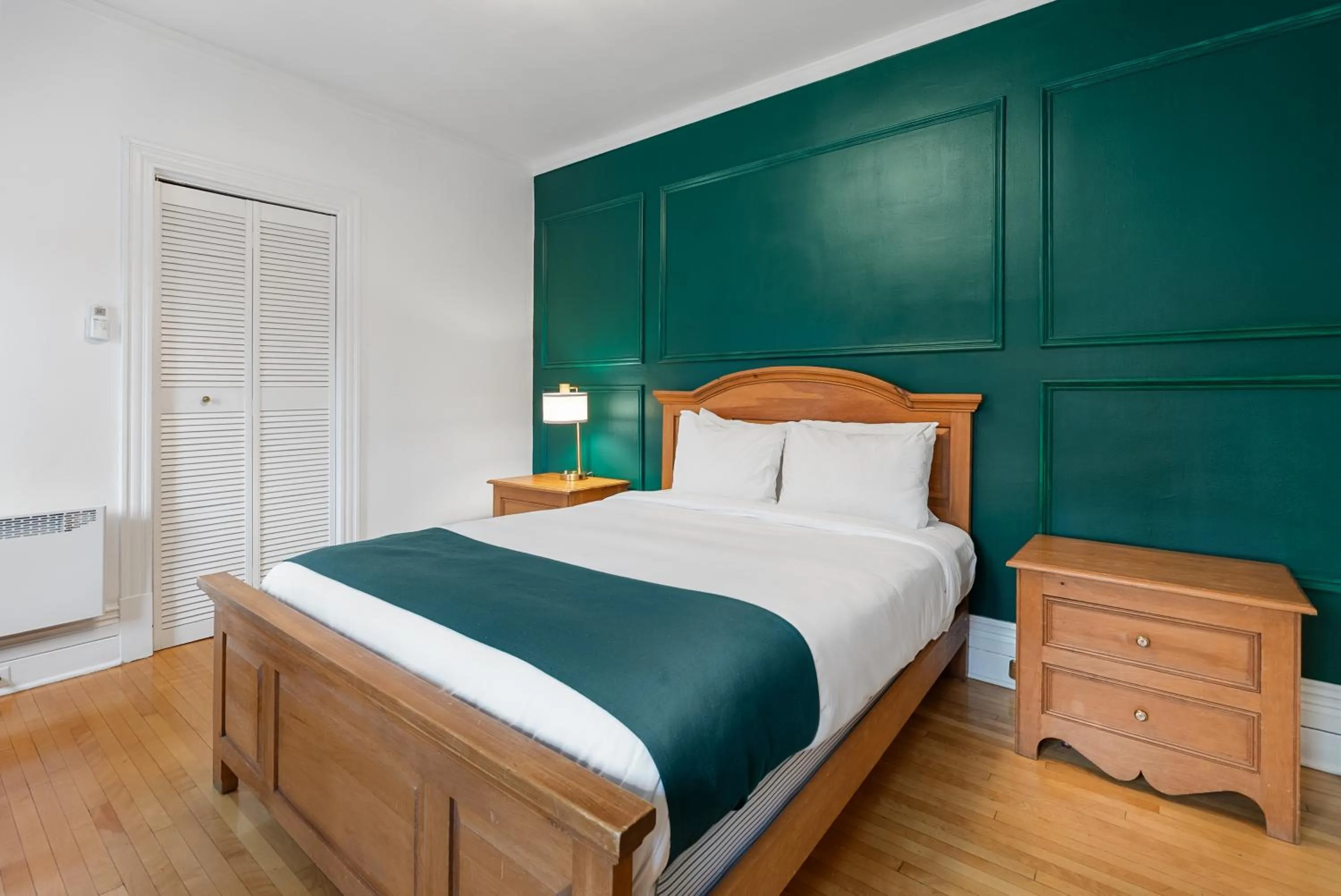 Bedroom, Bed in Hotel Charles-Alexandre - Par Aneyro