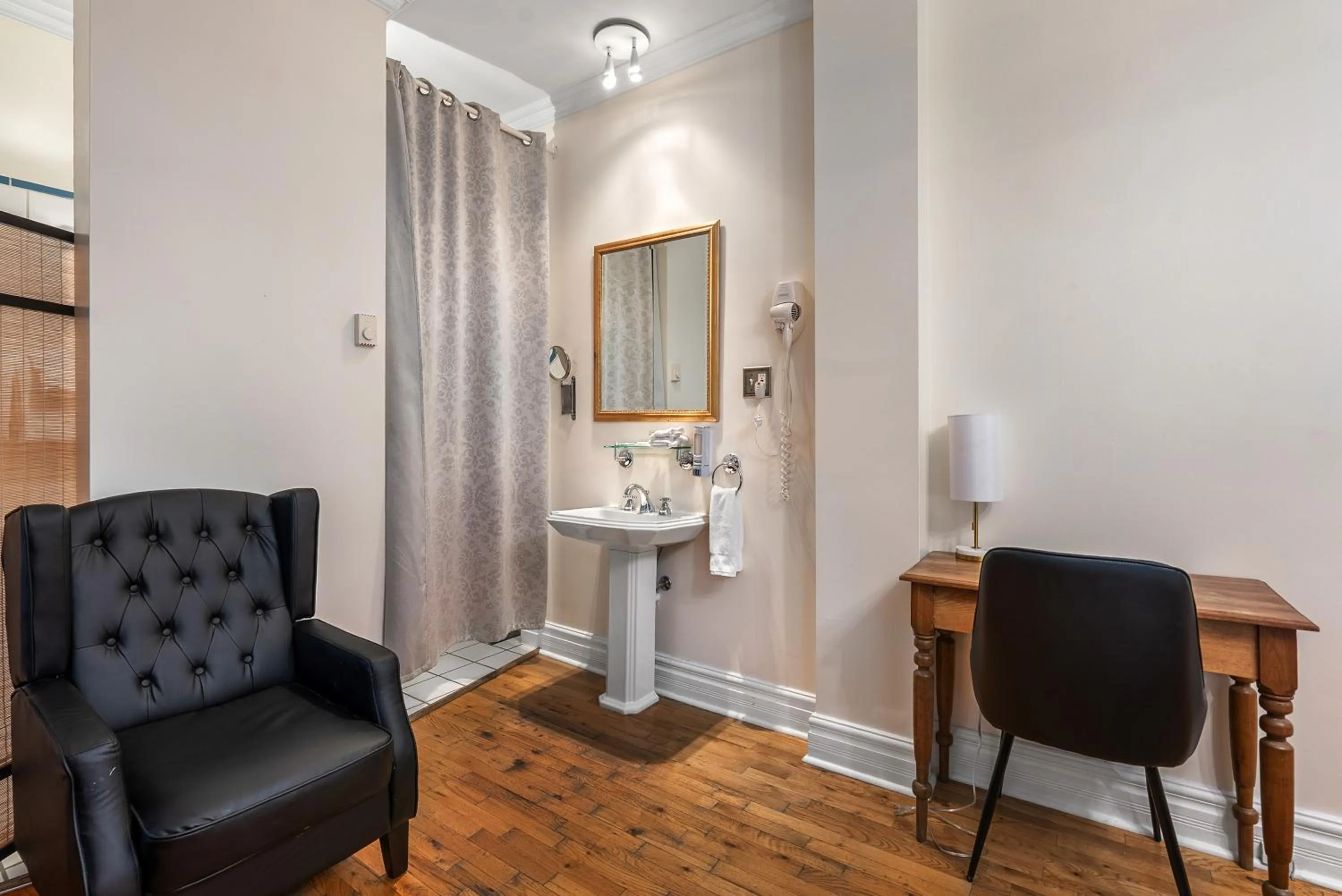 Bedroom in Hotel Charles-Alexandre - Par Aneyro