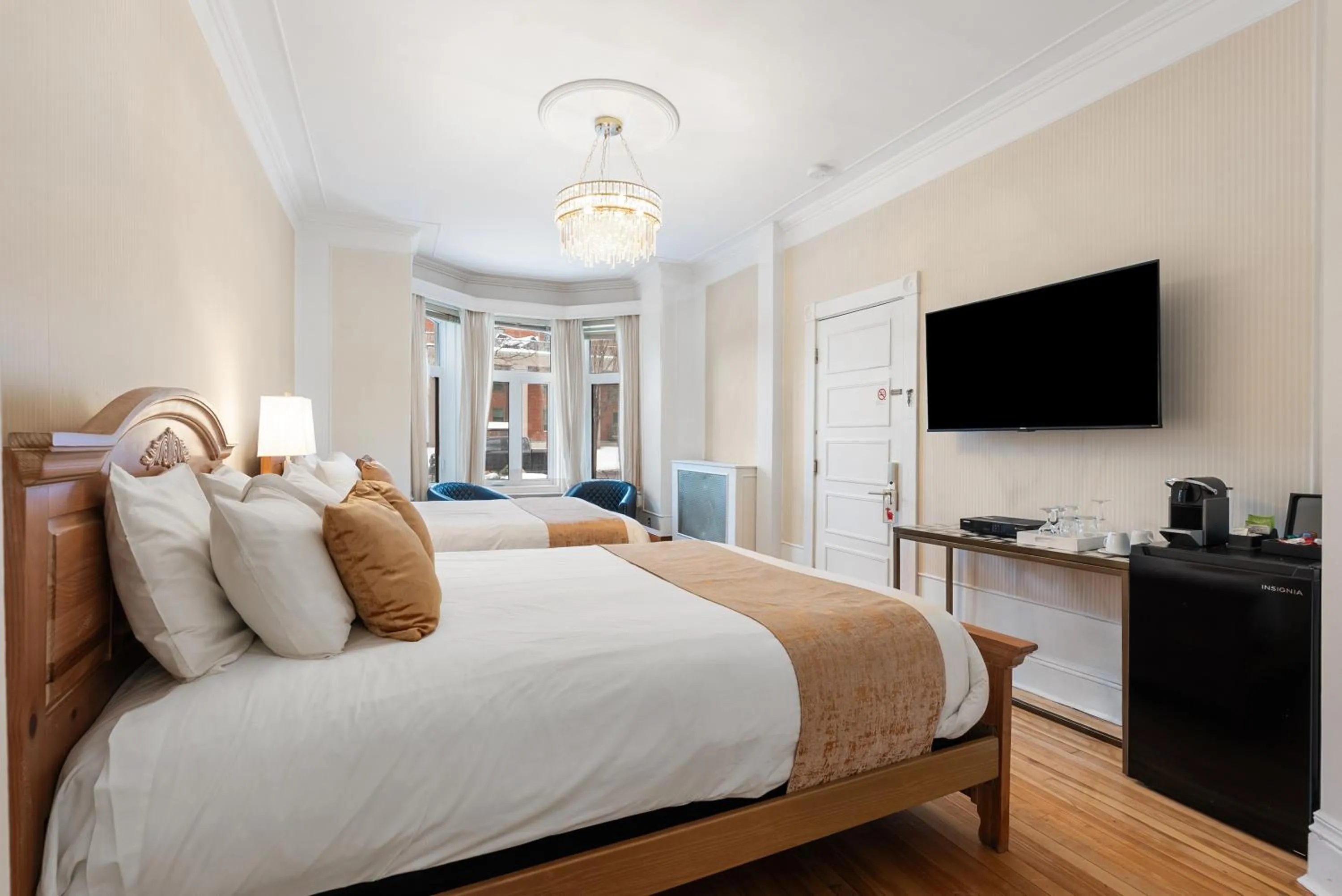 Photo of the whole room, Bed in Hotel Charles-Alexandre - Par Aneyro