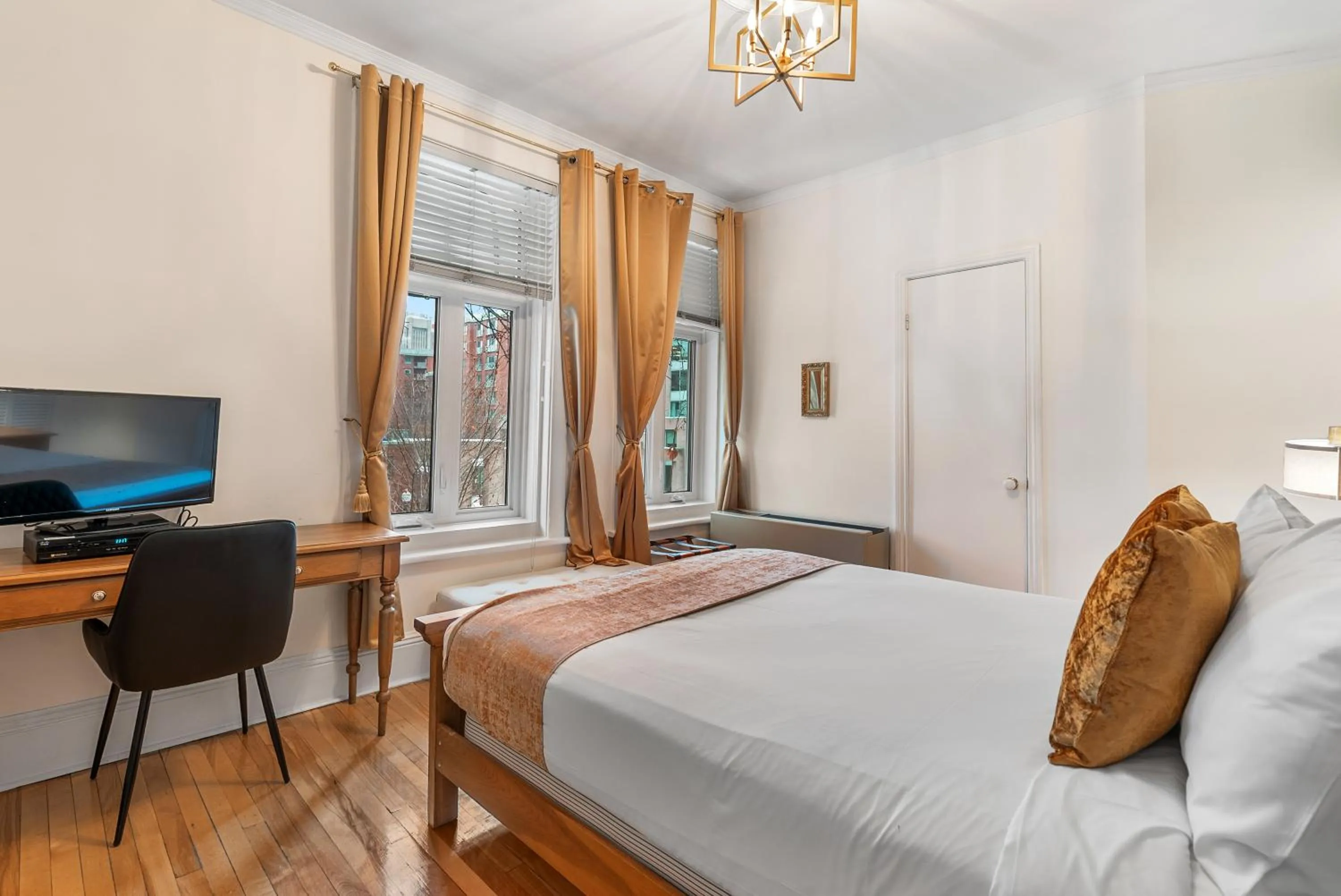 Bedroom, Bed in Hotel Charles-Alexandre - Par Aneyro