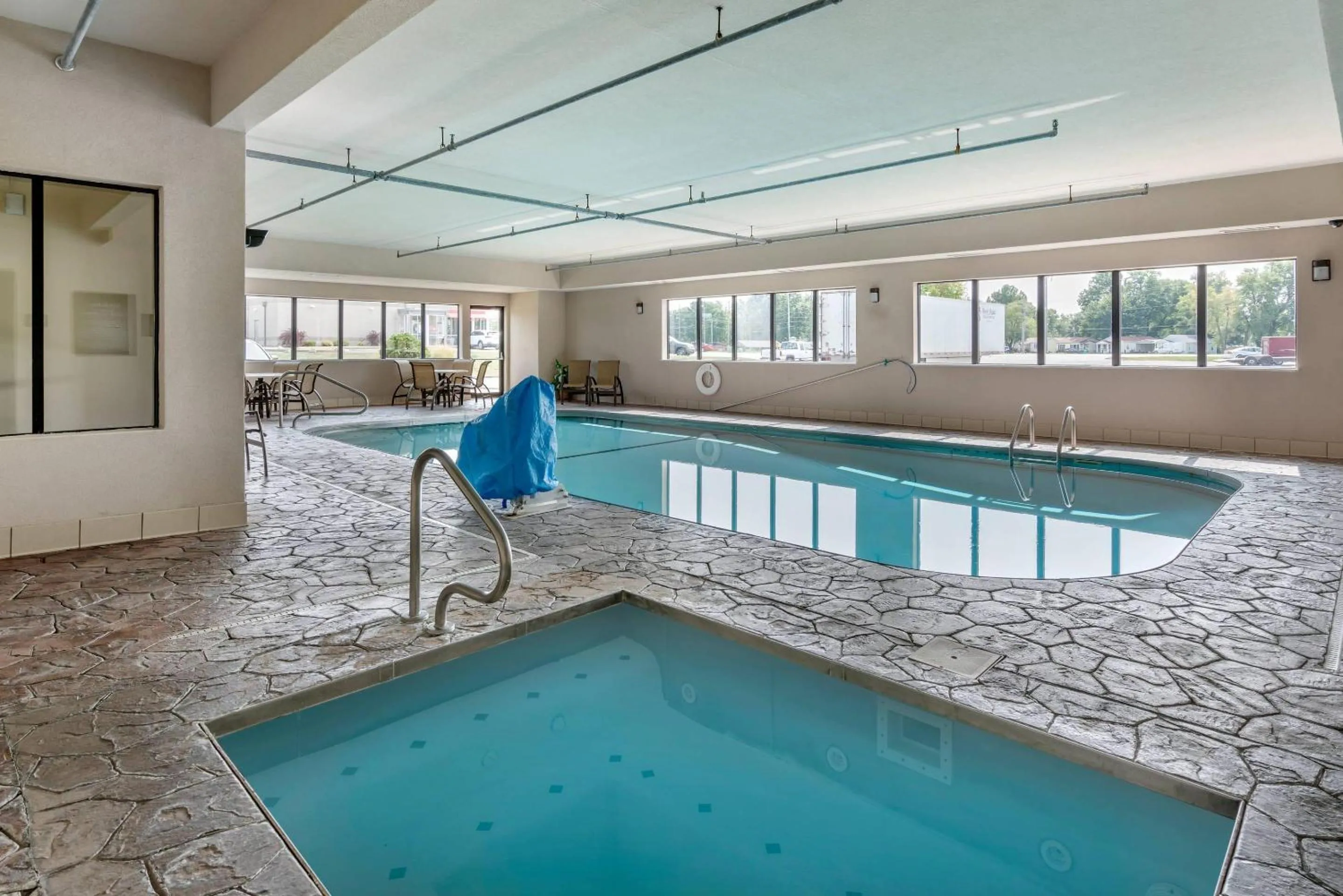 Swimming pool in Comfort Inn Sullivan