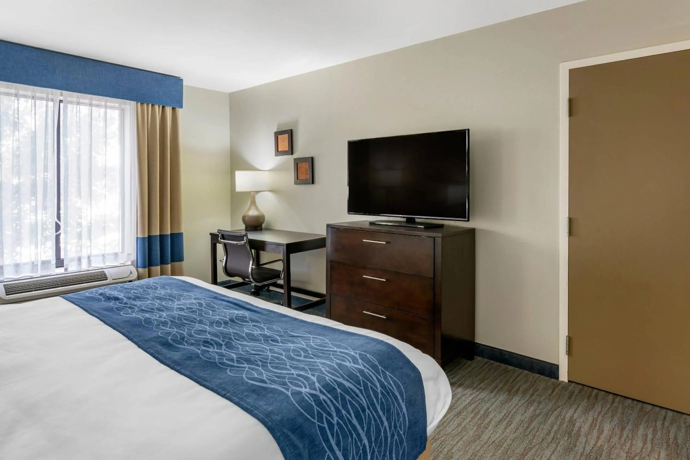 Bedroom, Bed in Comfort Inn Sullivan