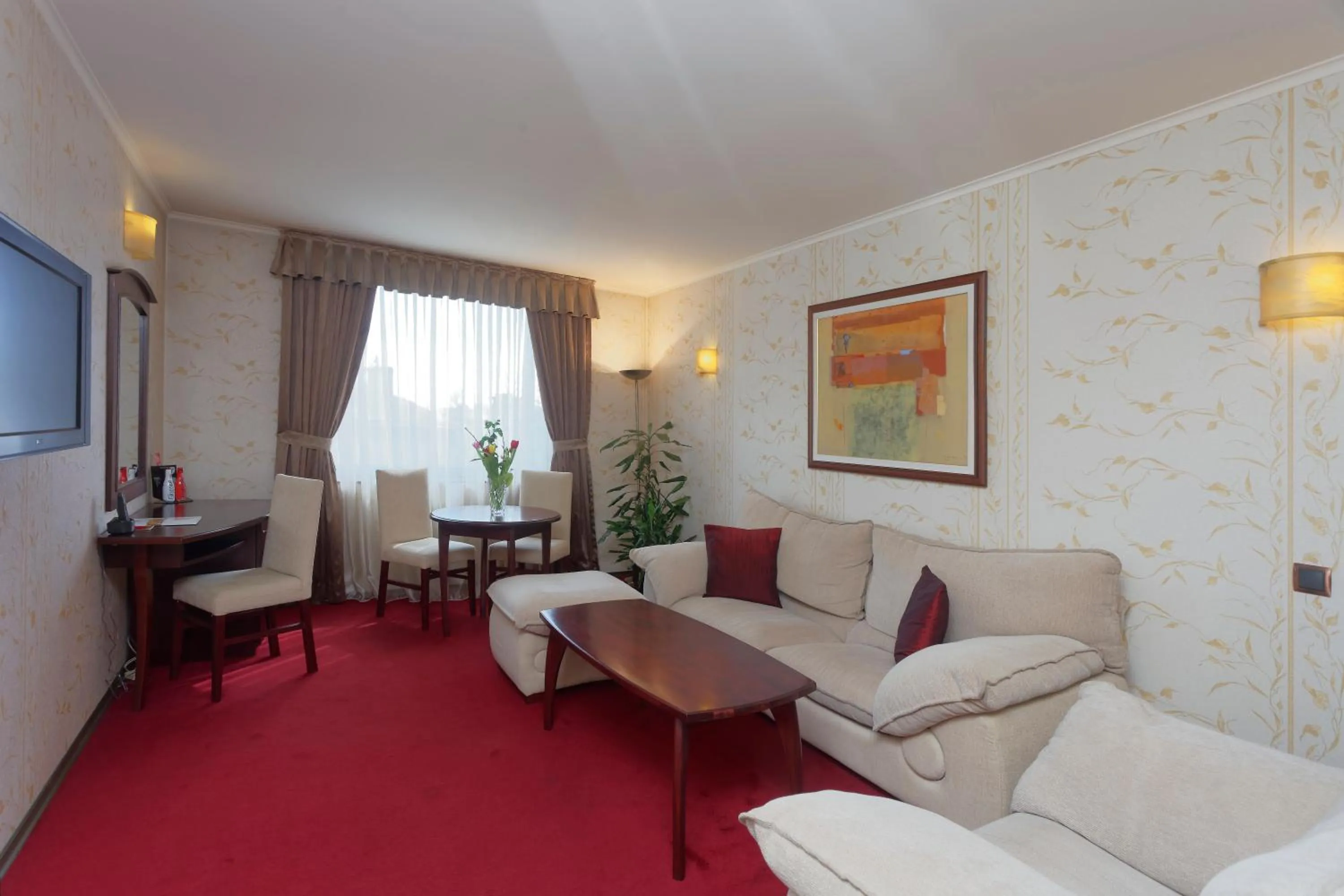 Photo of the whole room in Capitol Hotel