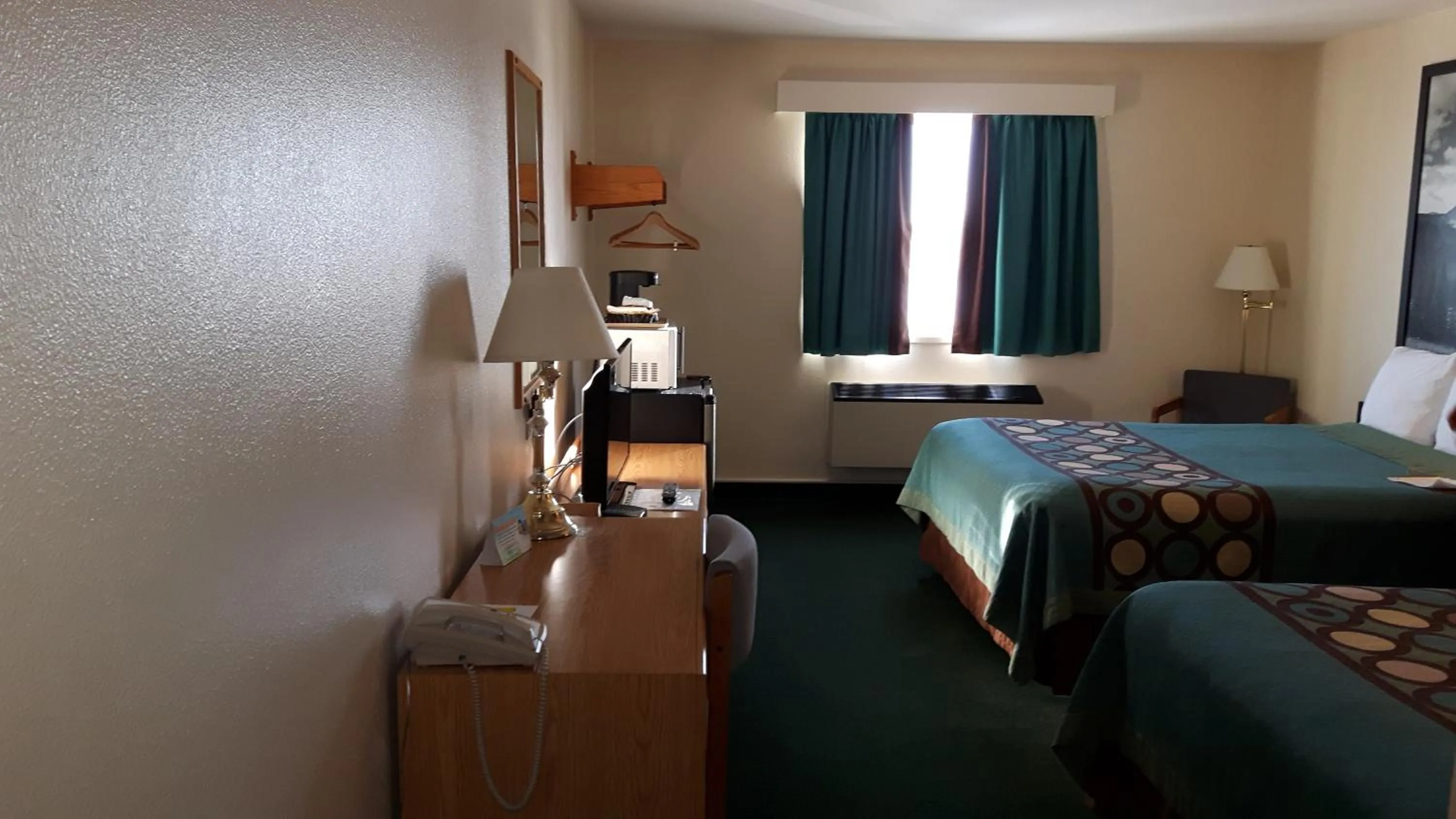 Bedroom, Bed in Super 8 by Wyndham Moose Jaw SK