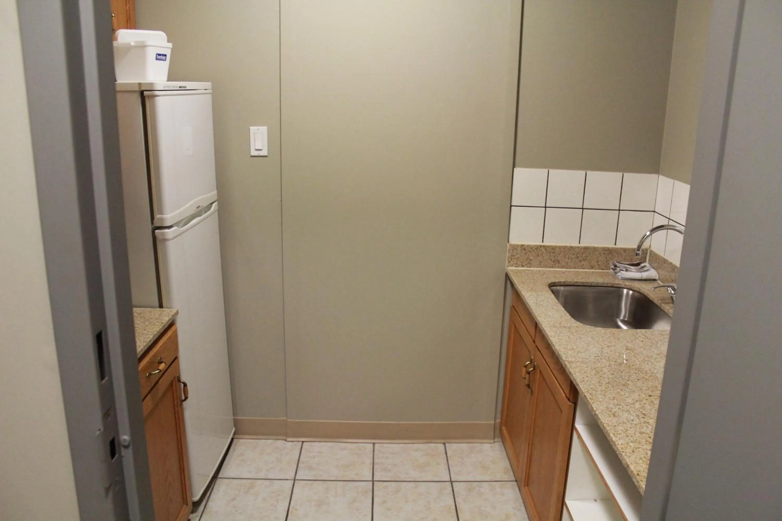 Kitchen or kitchenette in Travelodge by Wyndham Edmonton Airport
