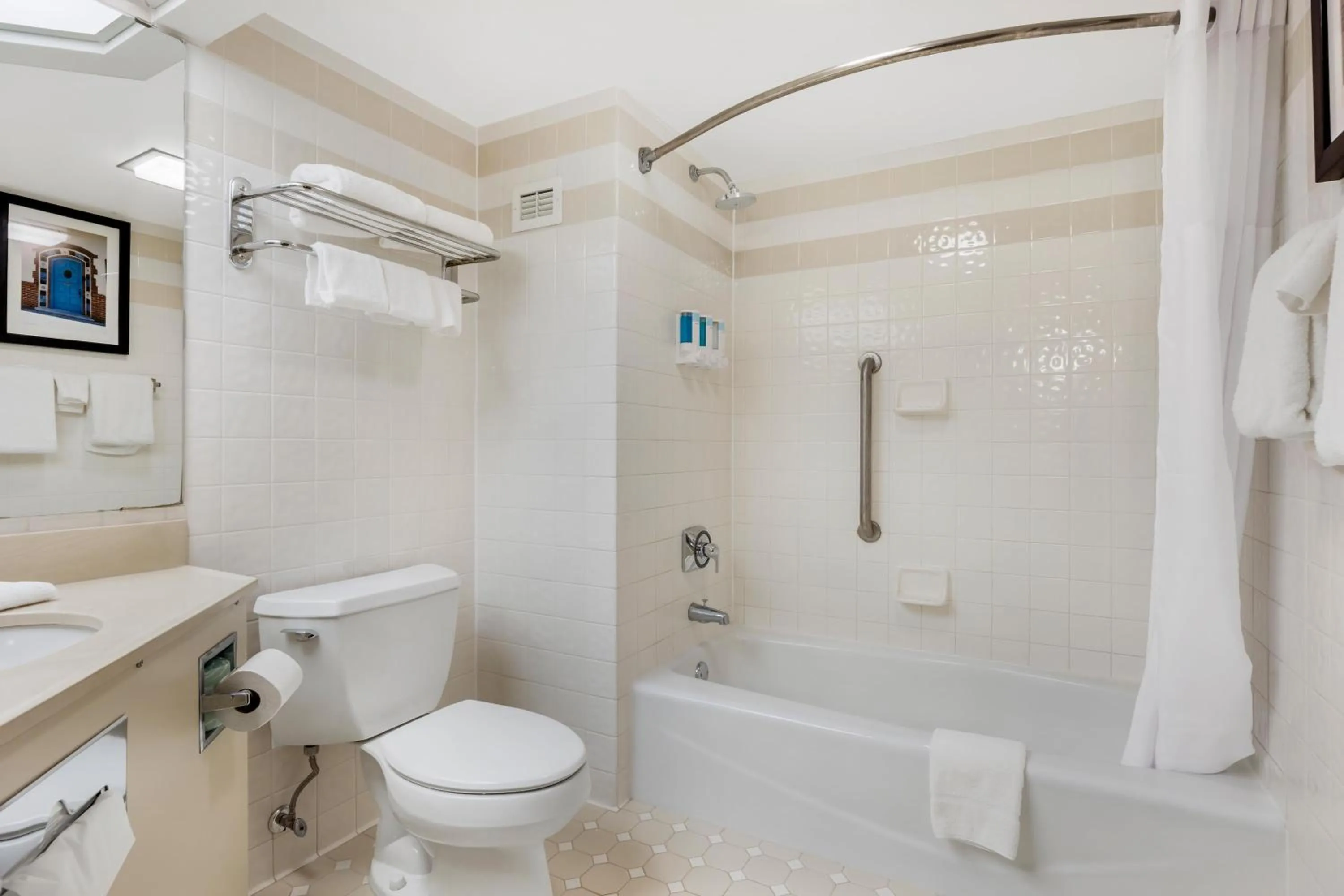 Bathroom in Pear Tree Inn Cape Girardeau West