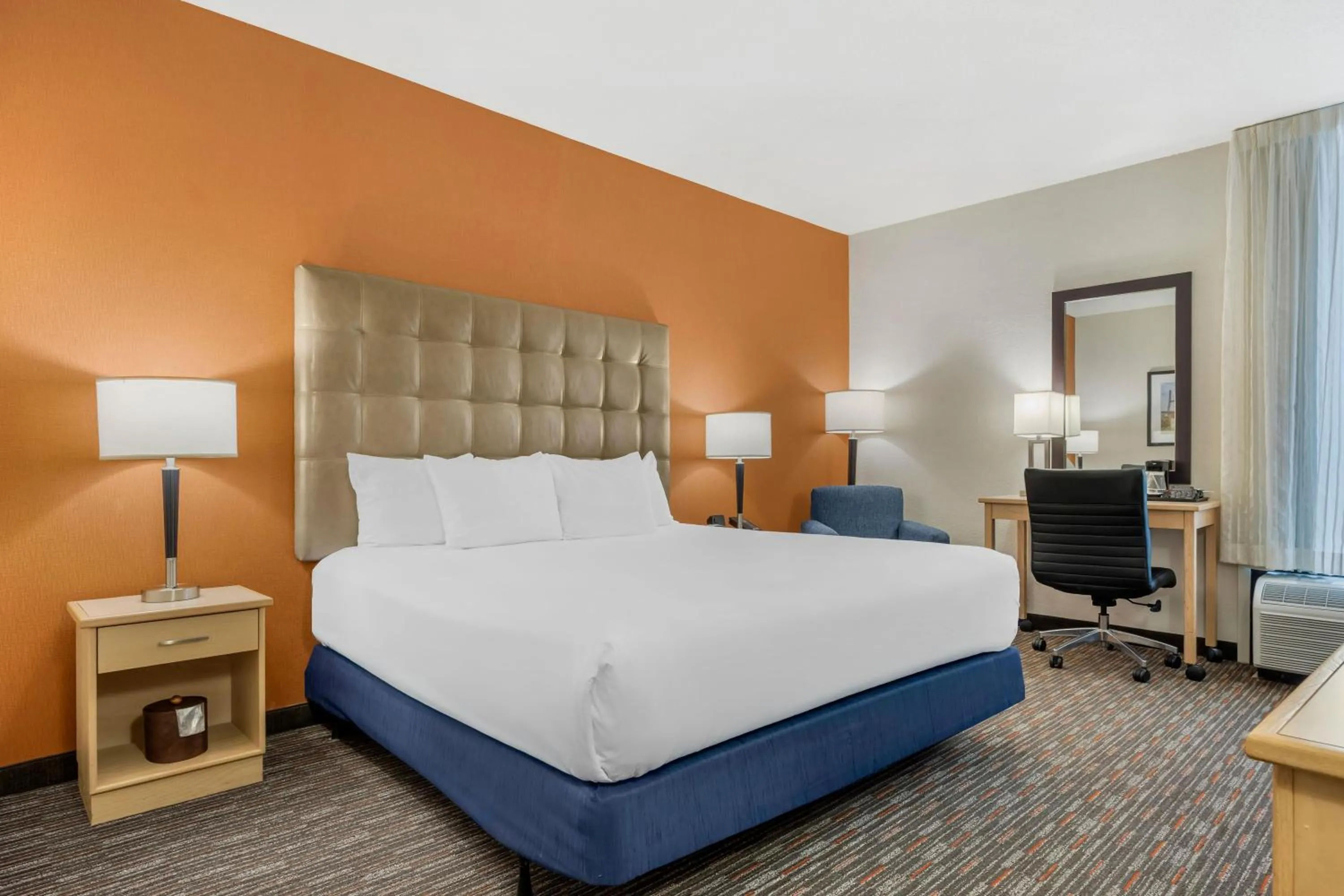 Bedroom, Bed in Pear Tree Inn Cape Girardeau West