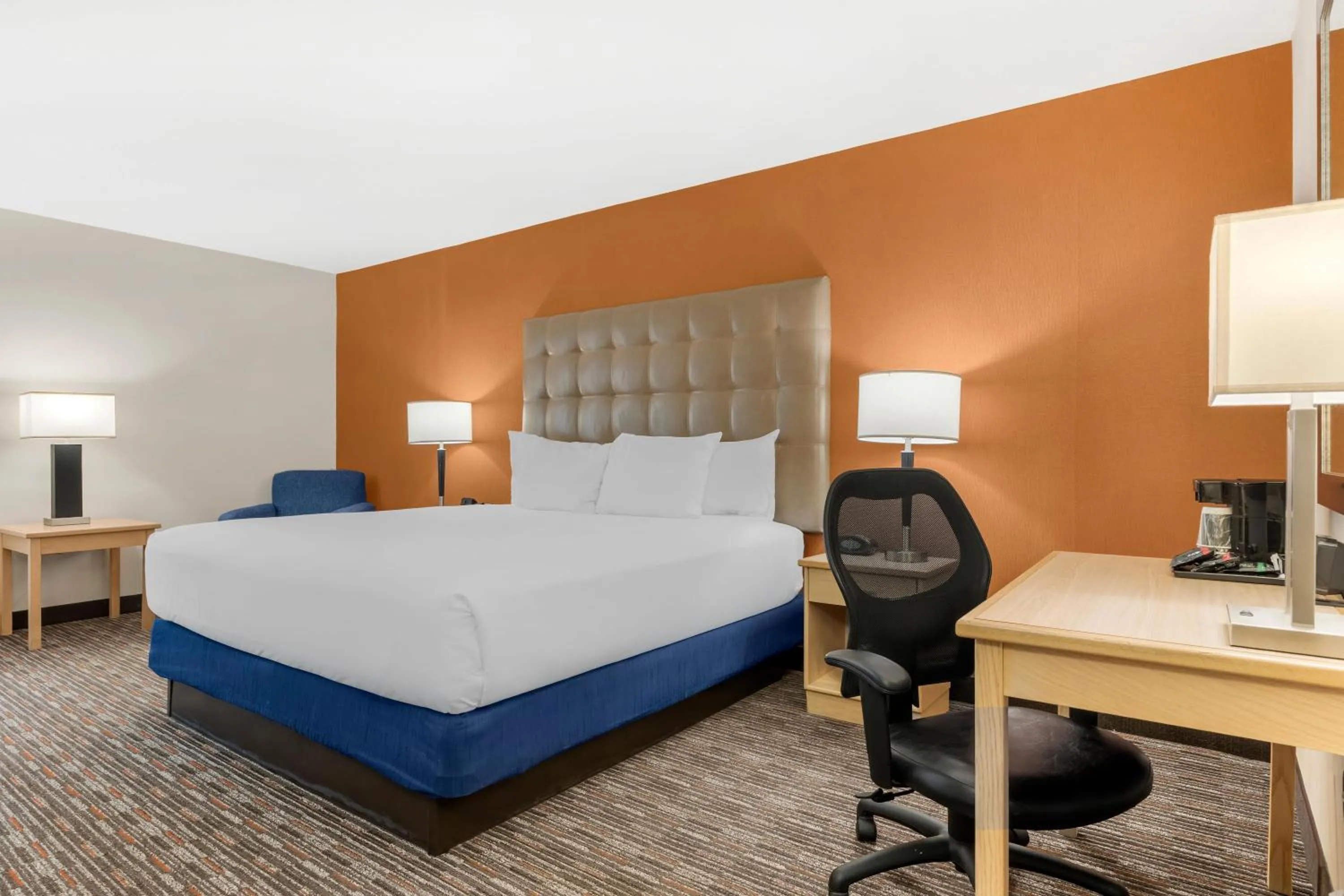 Bedroom, Bed in Pear Tree Inn Cape Girardeau West