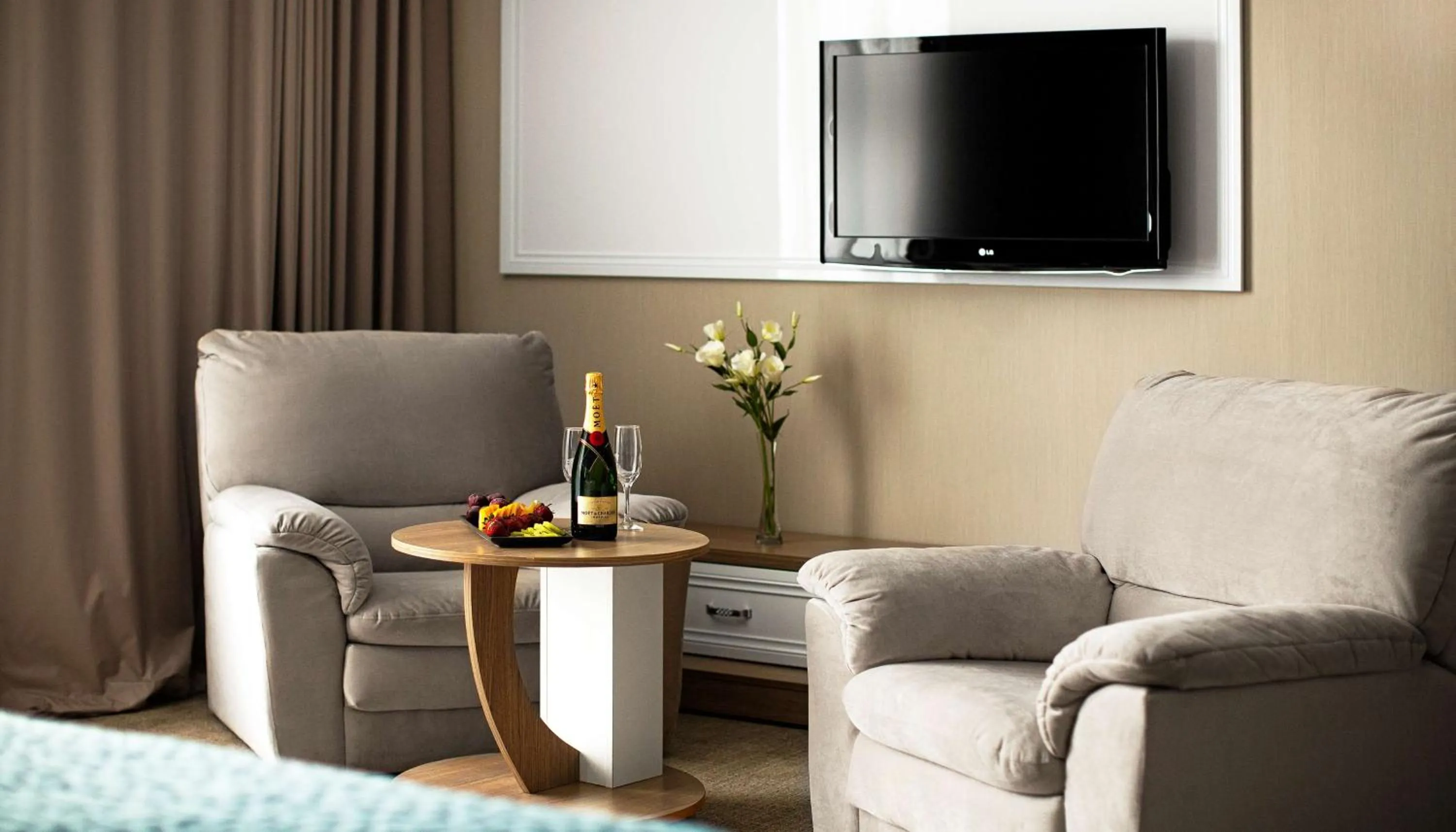 Communal lounge/ TV room in Flowers Hotel