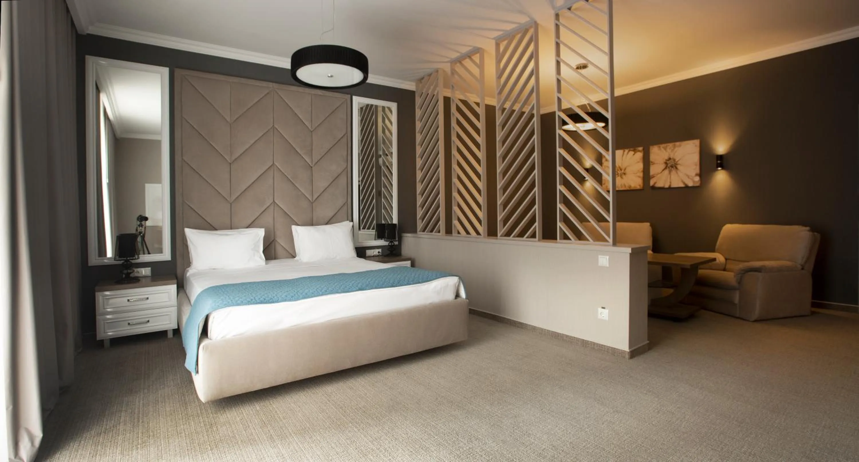 Photo of the whole room, Bed in Flowers Hotel