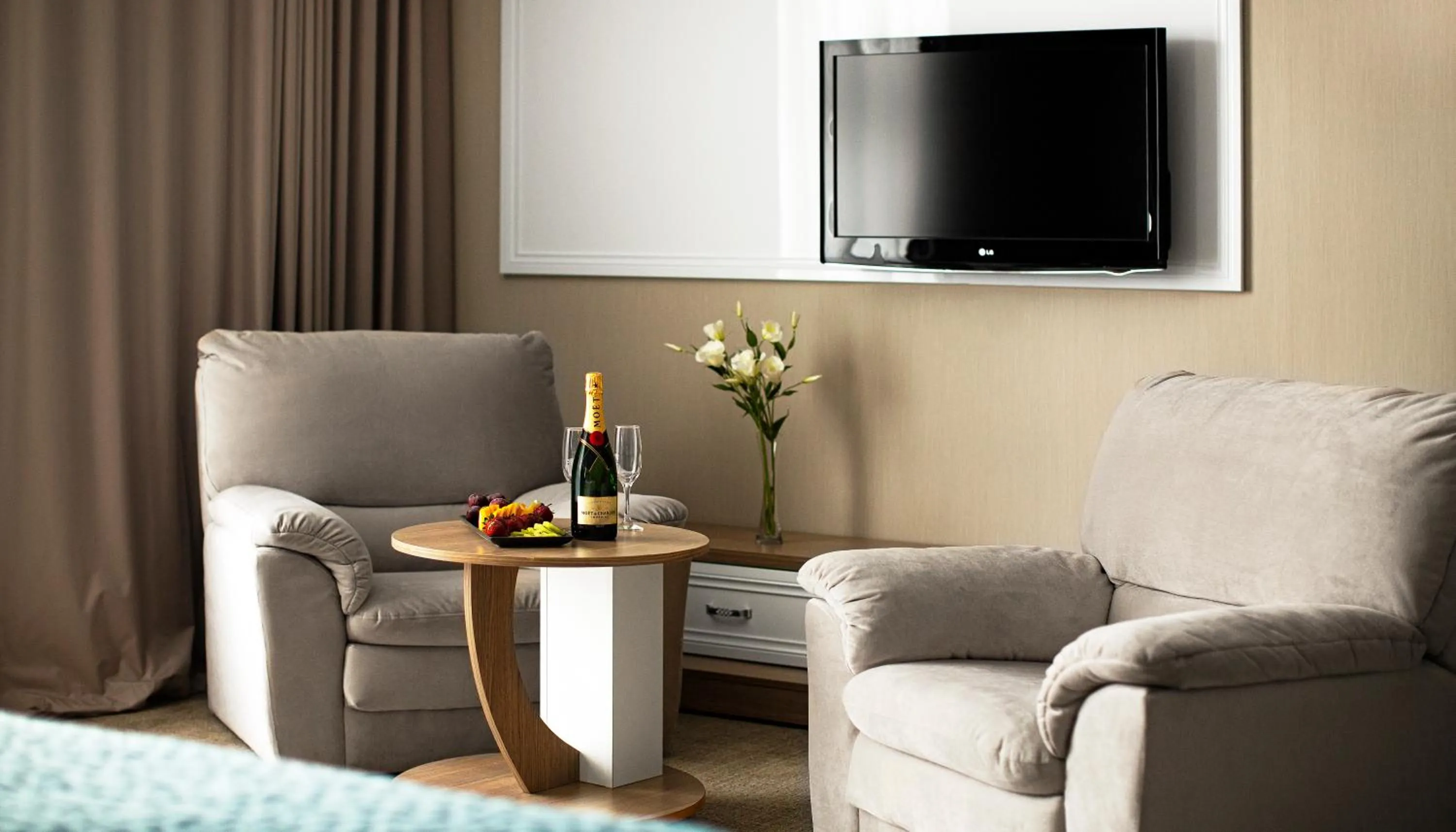 Communal lounge/ TV room in Flowers Hotel