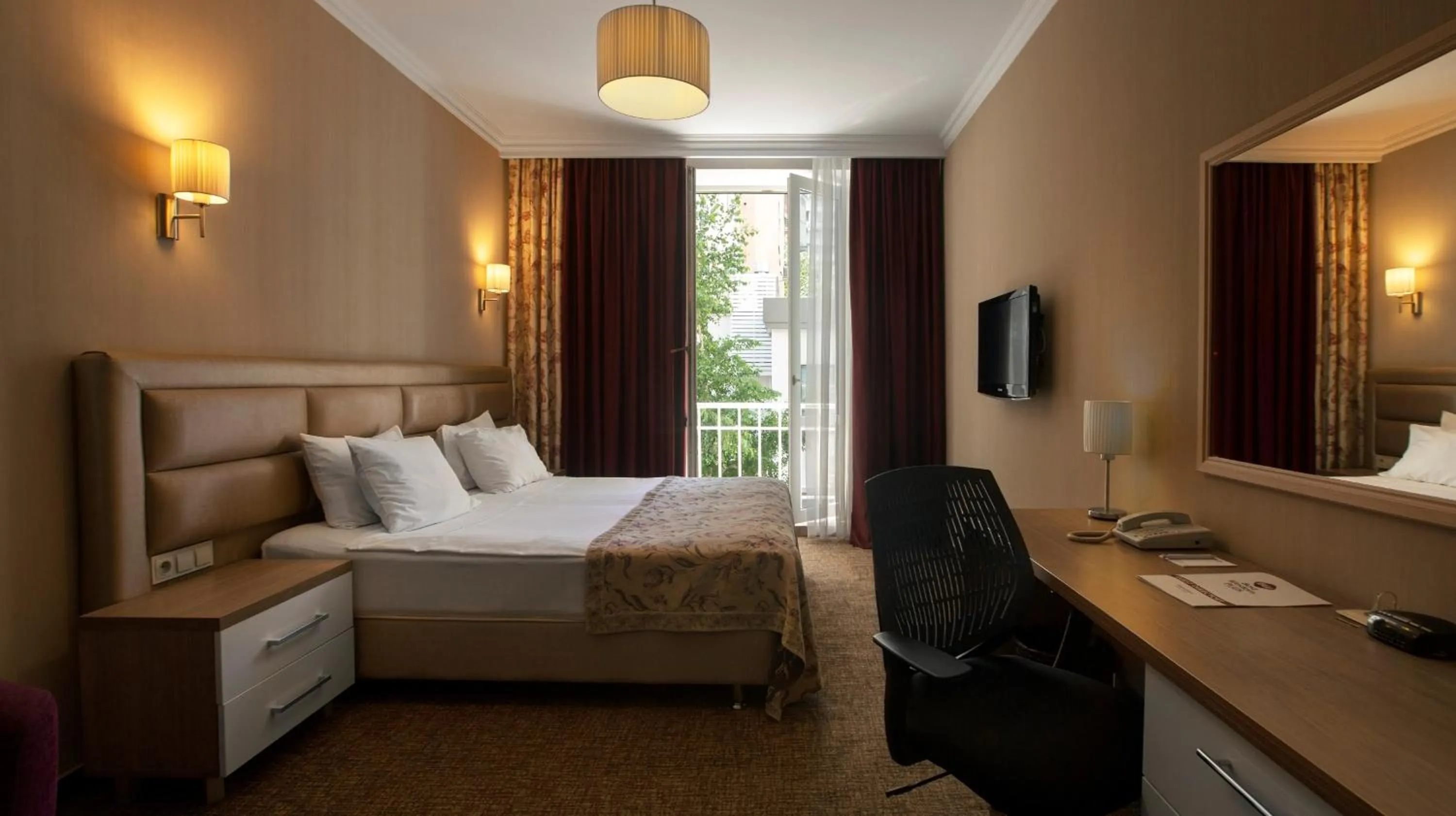 Photo of the whole room, Bed in Flowers Hotel