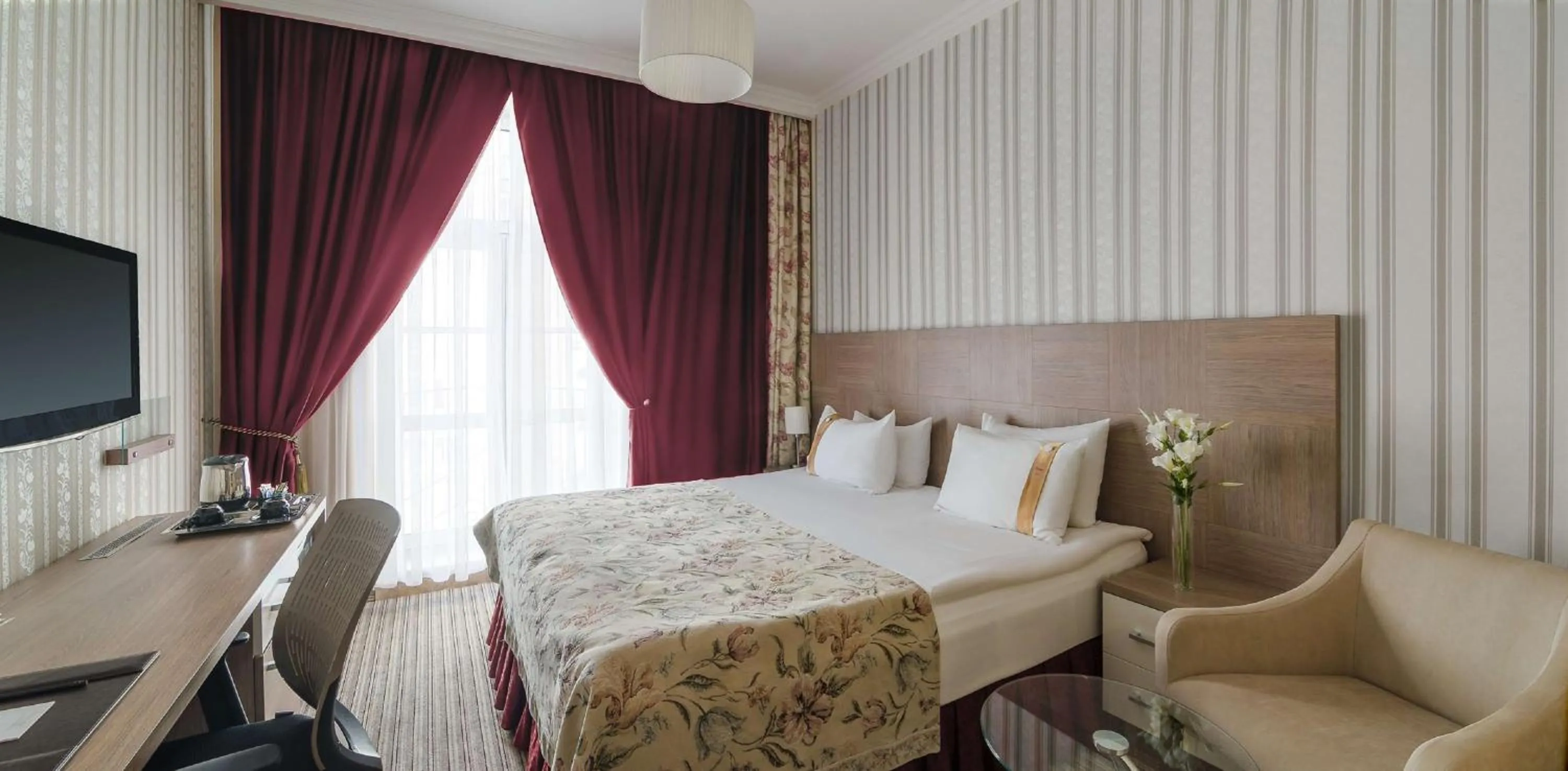 Photo of the whole room, Bed in Flowers Hotel