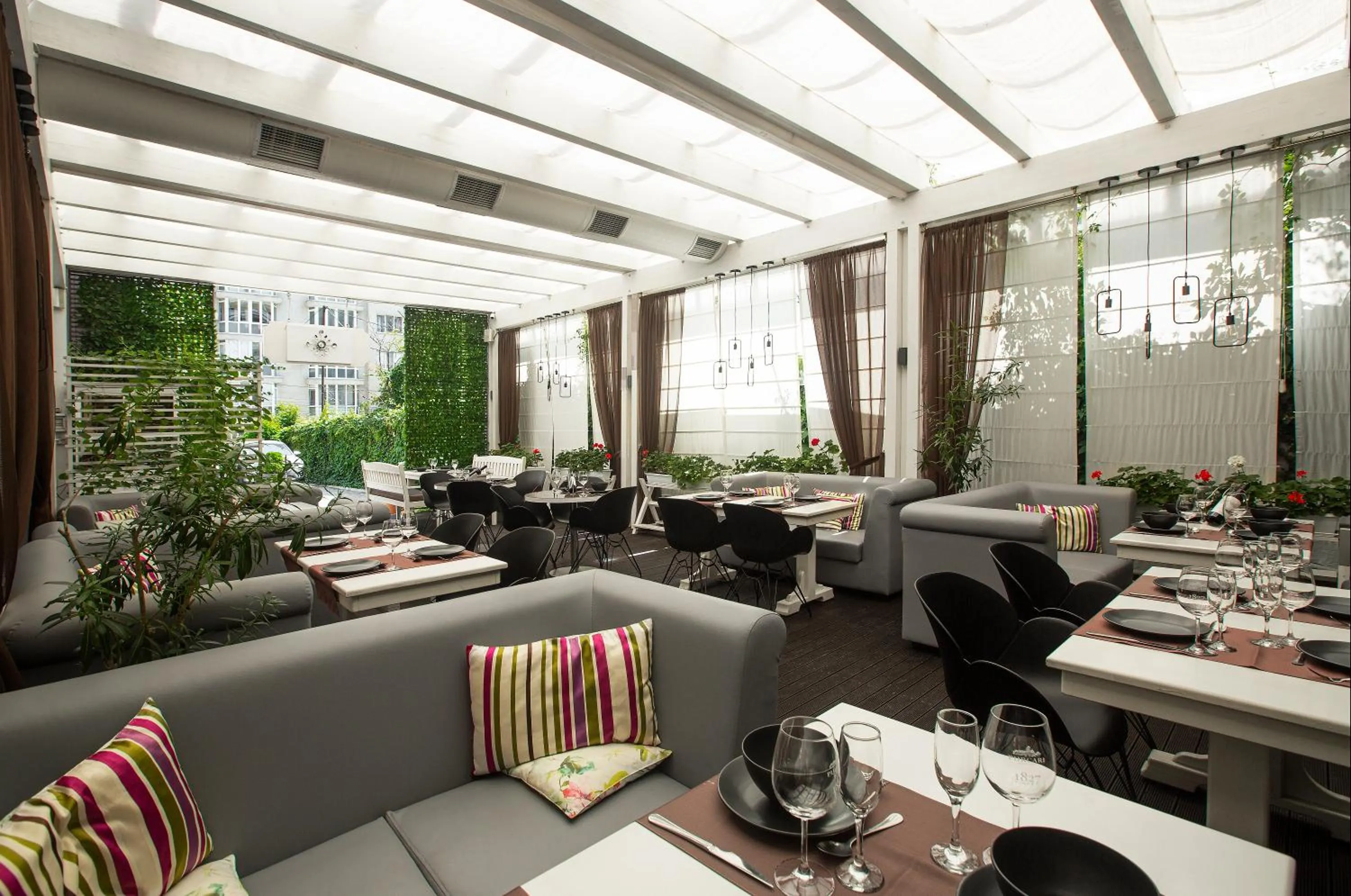 Restaurant/places to eat in Flowers Hotel