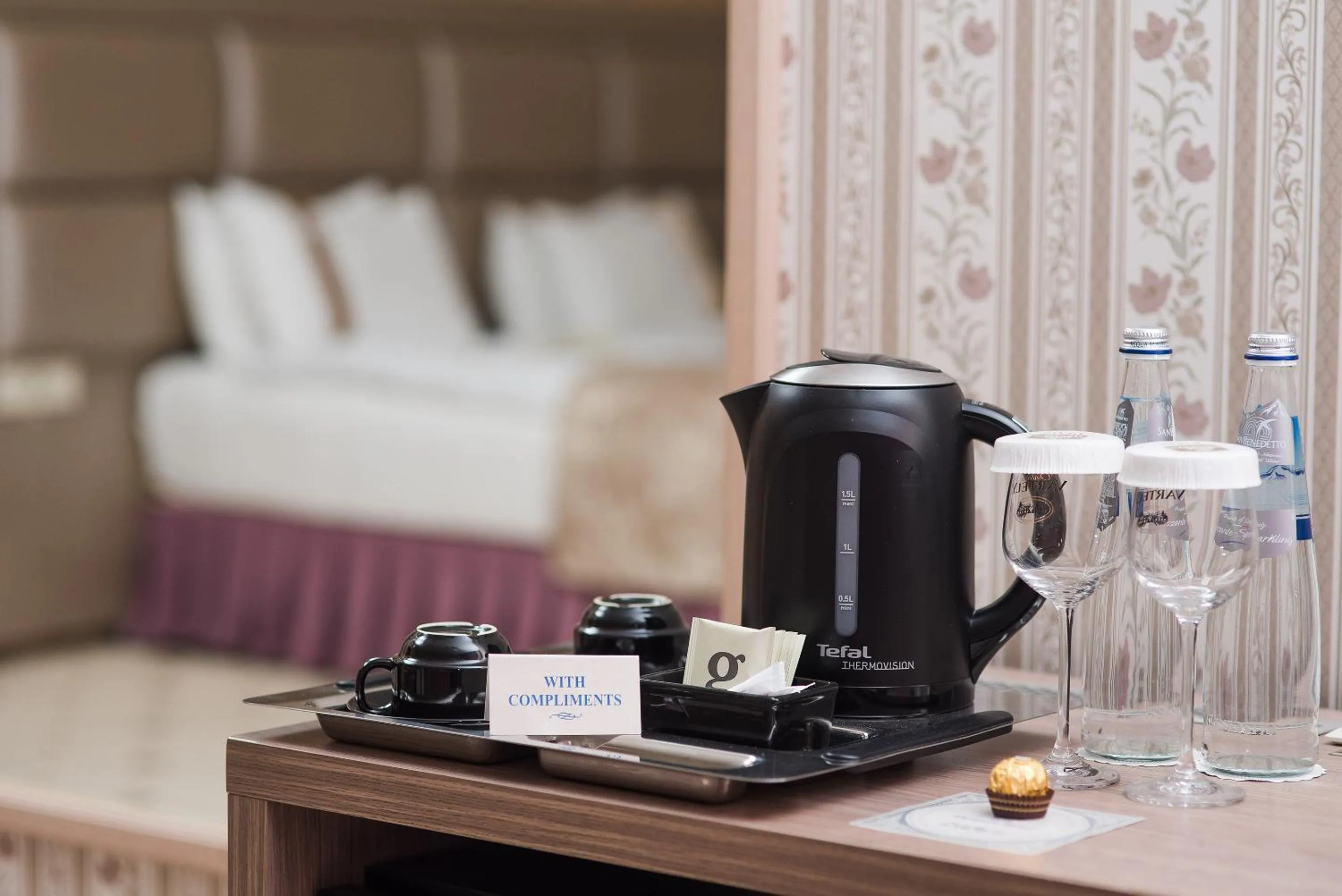 Coffee/tea facilities, Bed in Flowers Hotel