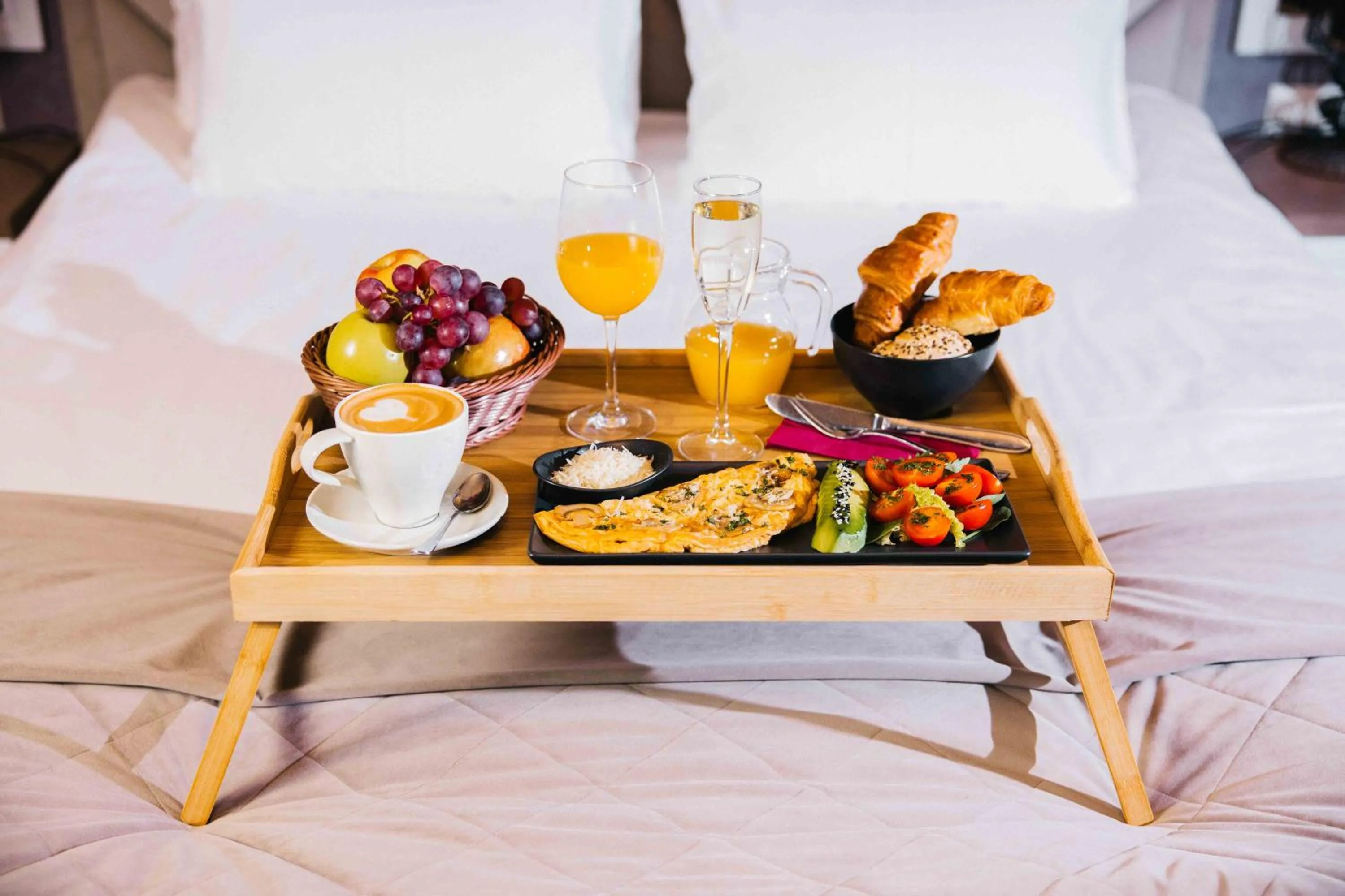 Food and drinks, Bed in Flowers Hotel