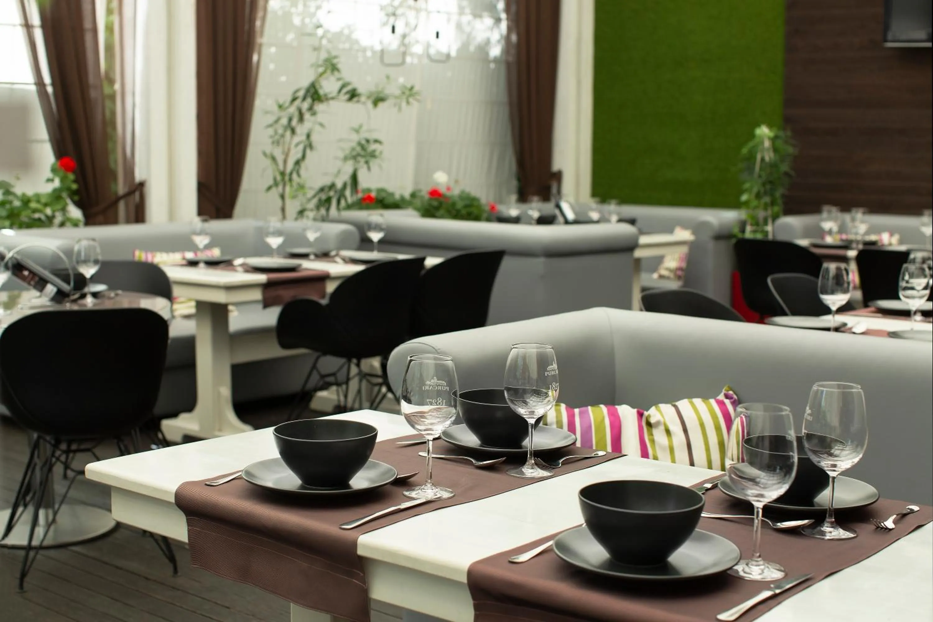 Restaurant/places to eat in Flowers Hotel