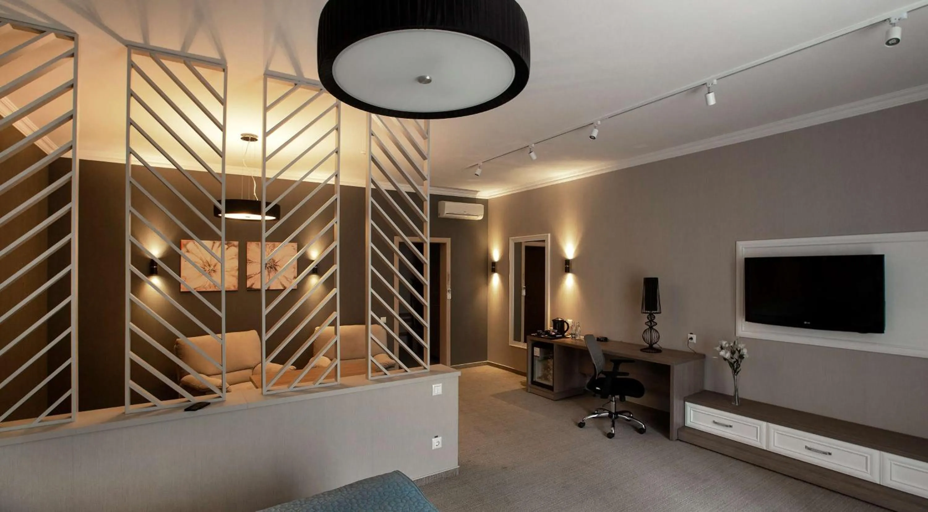 Photo of the whole room in Flowers Hotel