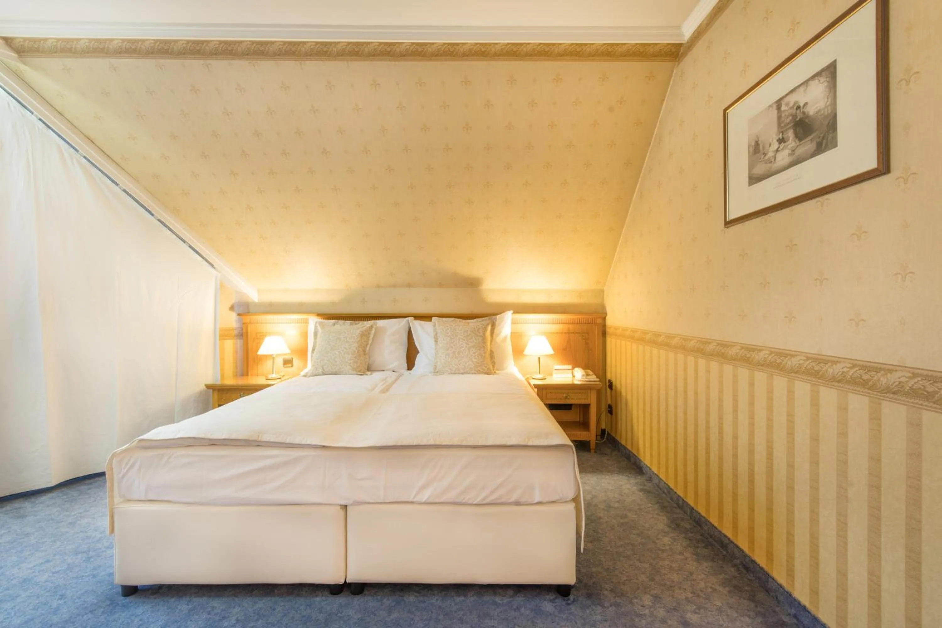 Bedroom, Bed in Hotel Downtown