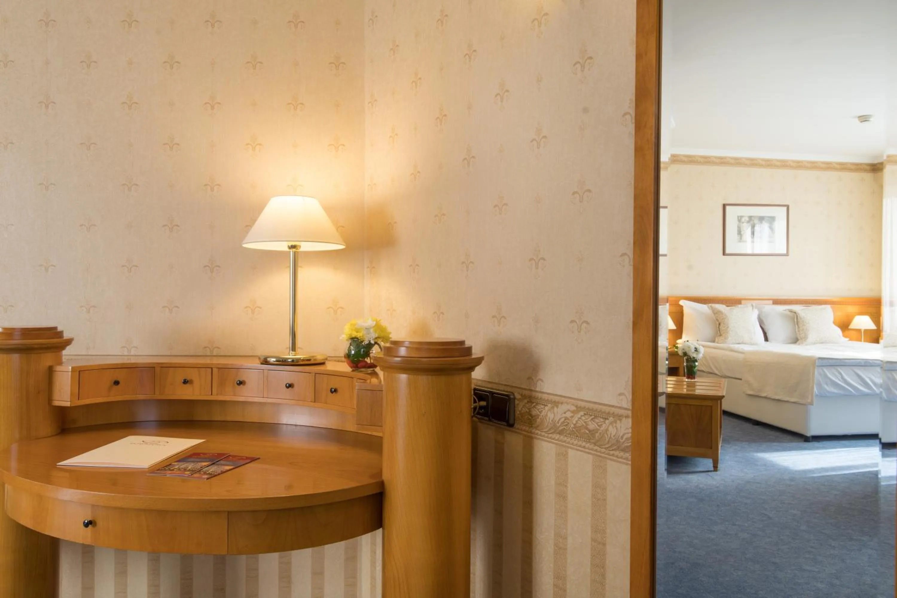 Seating area, Bed in Hotel Downtown