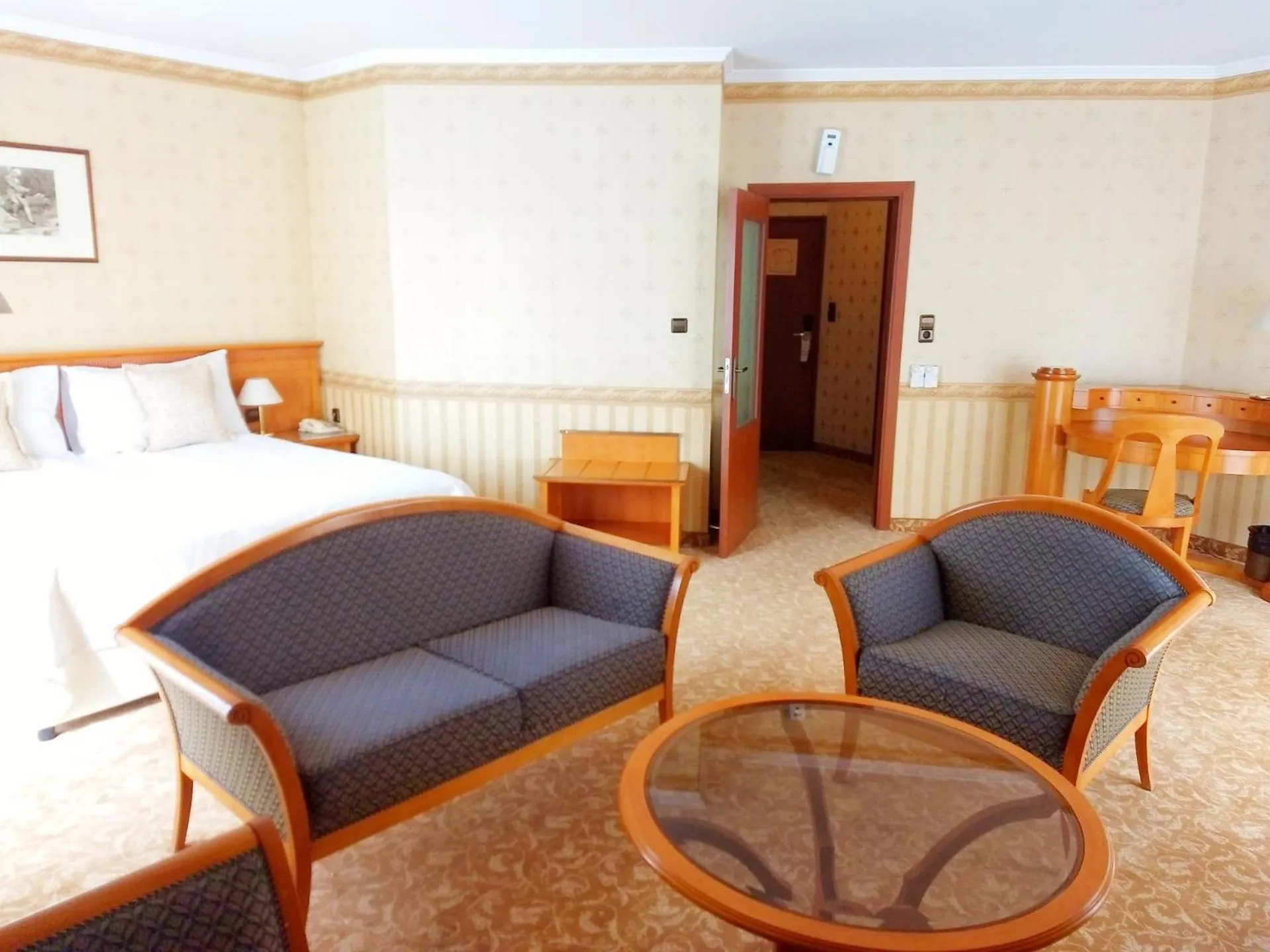 Photo of the whole room, Bed in Hotel Downtown