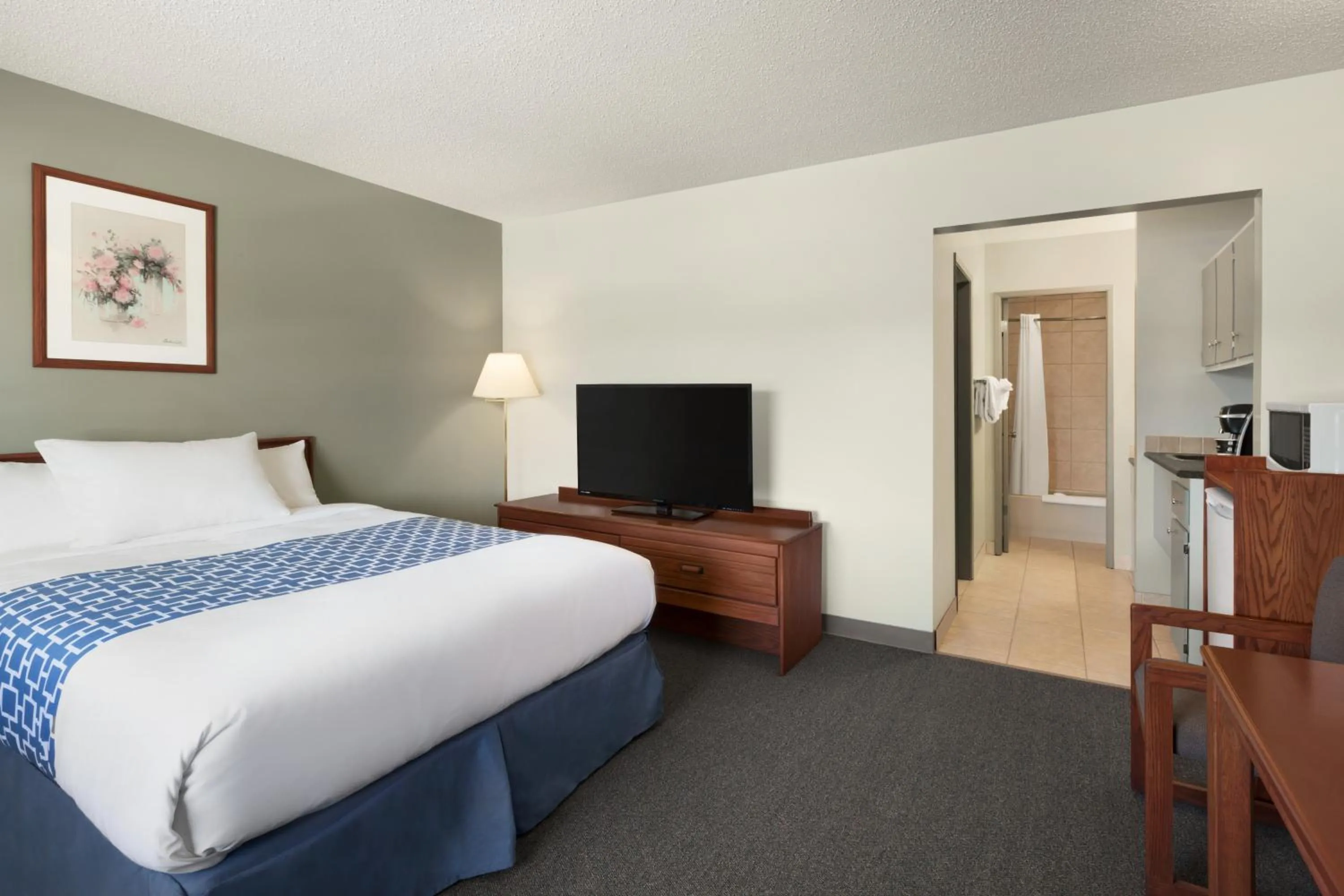 Bedroom, TV/Entertainment Center in Travelodge by Wyndham Cranbrook