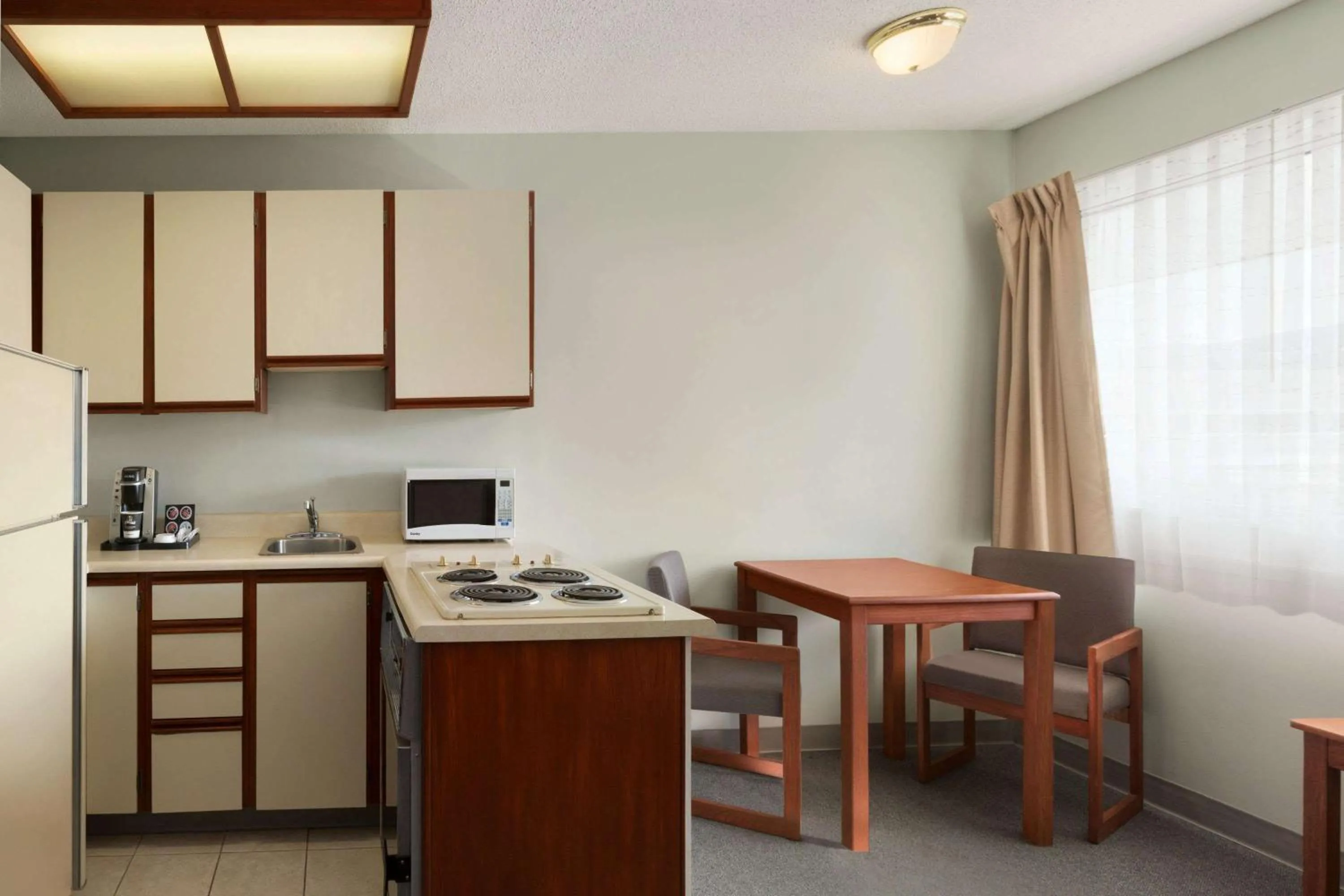 Photo of the whole room, Kitchen/Kitchenette in Travelodge by Wyndham Cranbrook