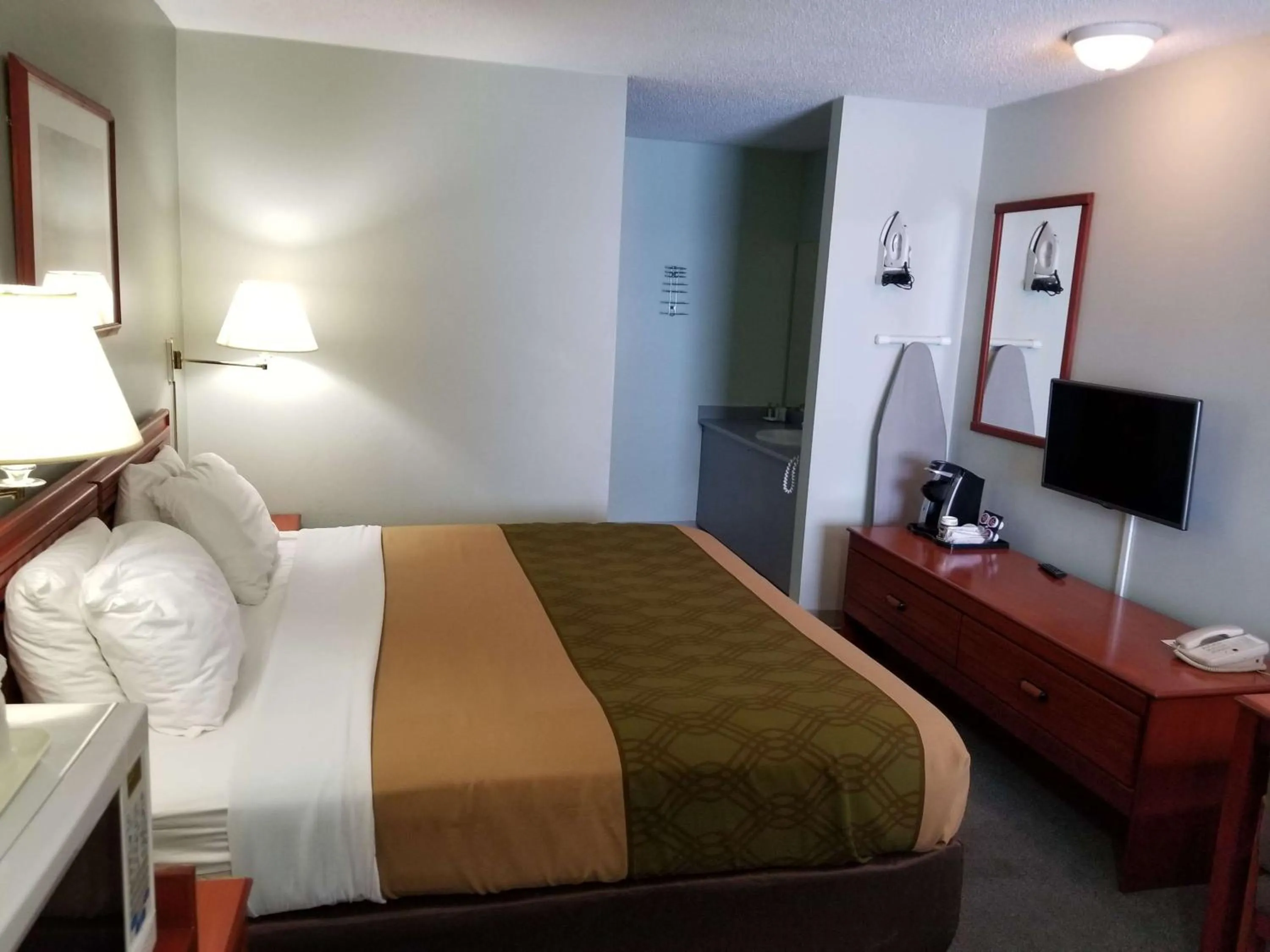 Other, TV/Entertainment Center in Travelodge by Wyndham Cranbrook