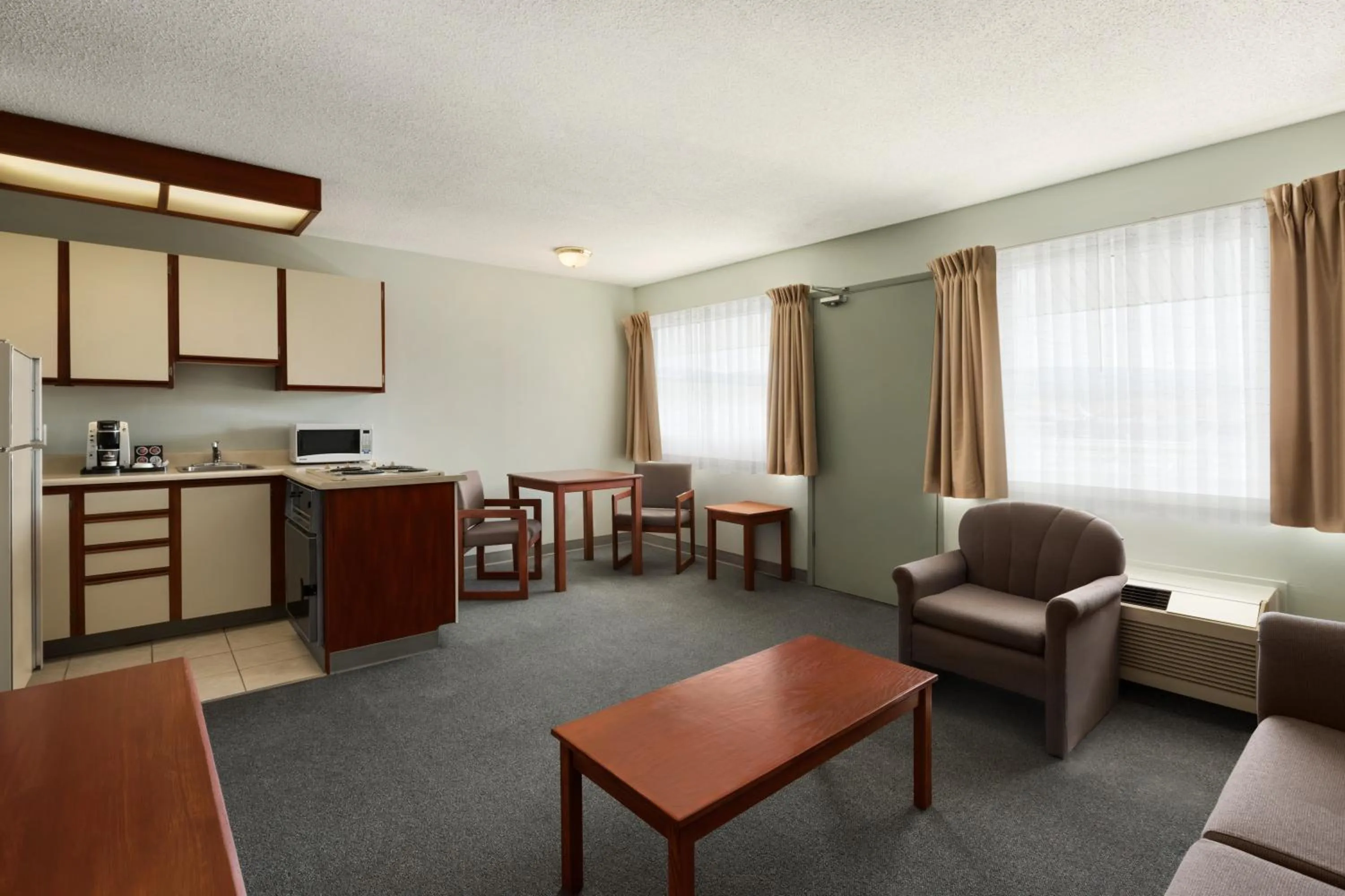 Kitchen or kitchenette, Seating Area in Travelodge by Wyndham Cranbrook