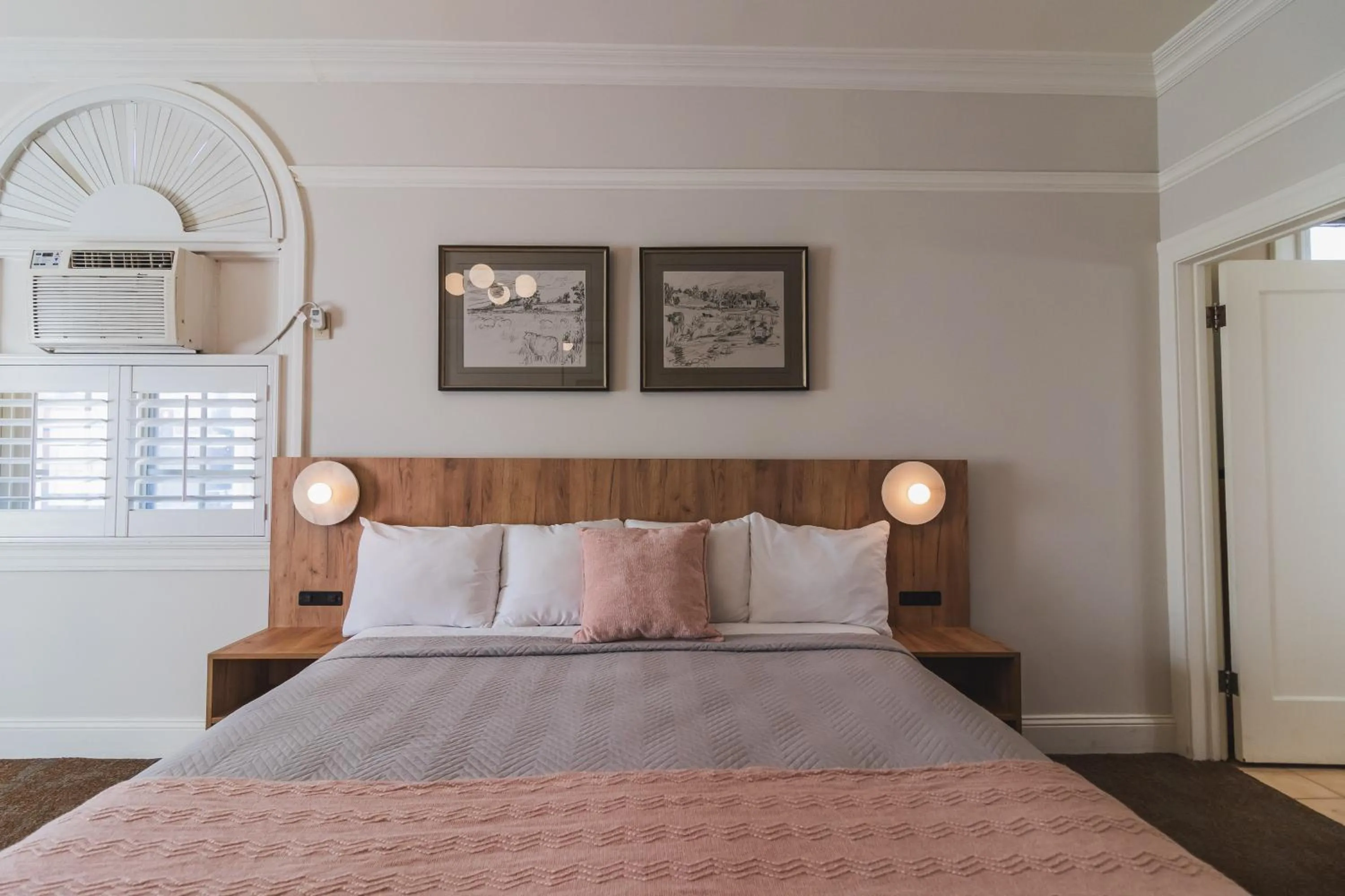 Bed in Historic Sonora Inn