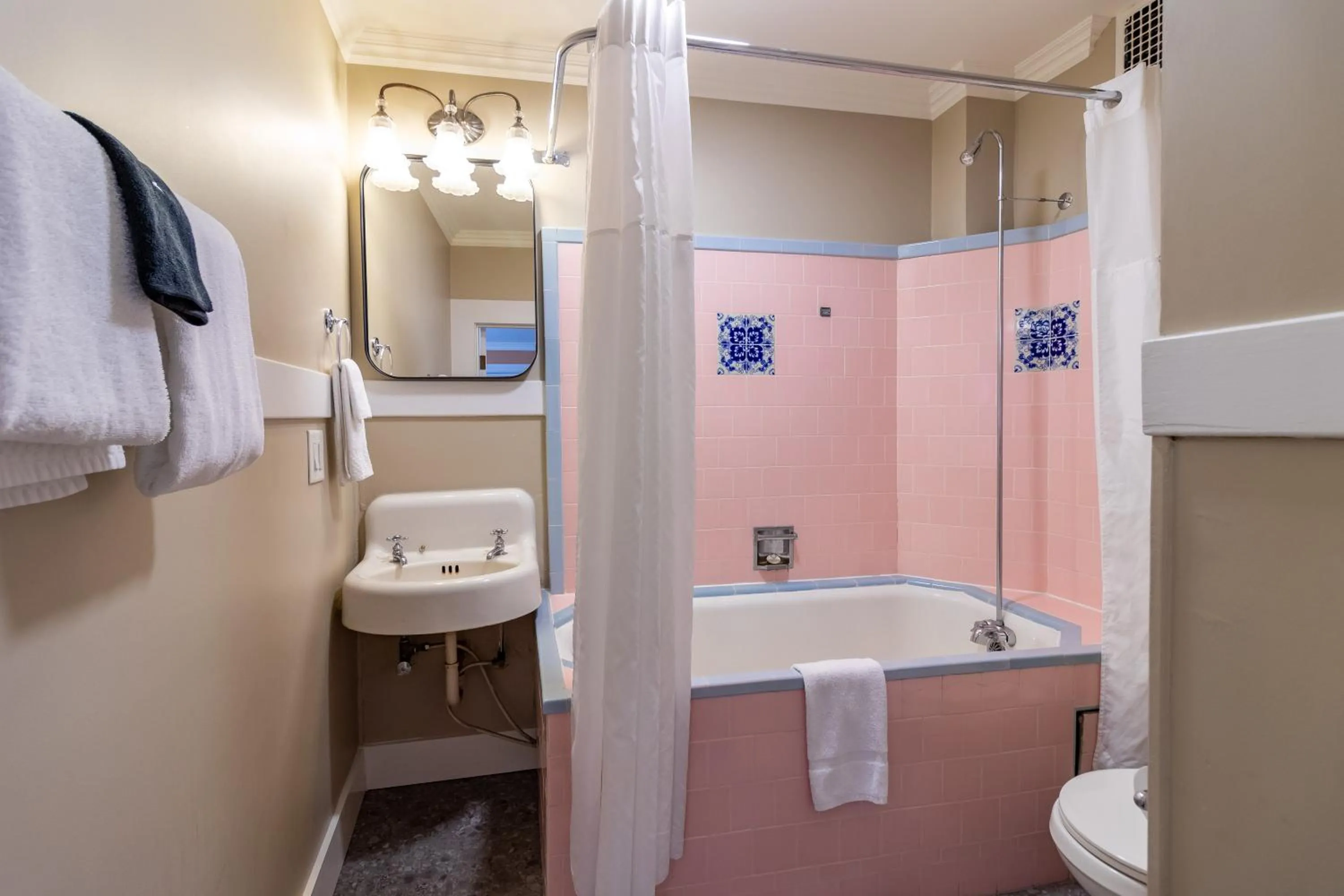 Bathroom in Historic Sonora Inn