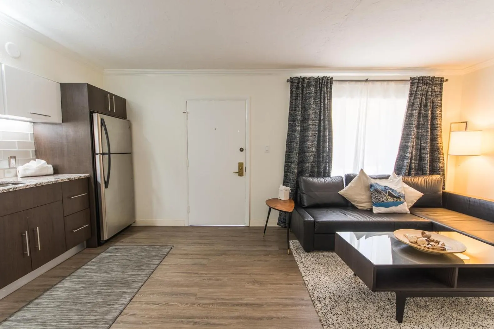 Kitchen or kitchenette, Bed in Hibiscus Suites - Sarasota